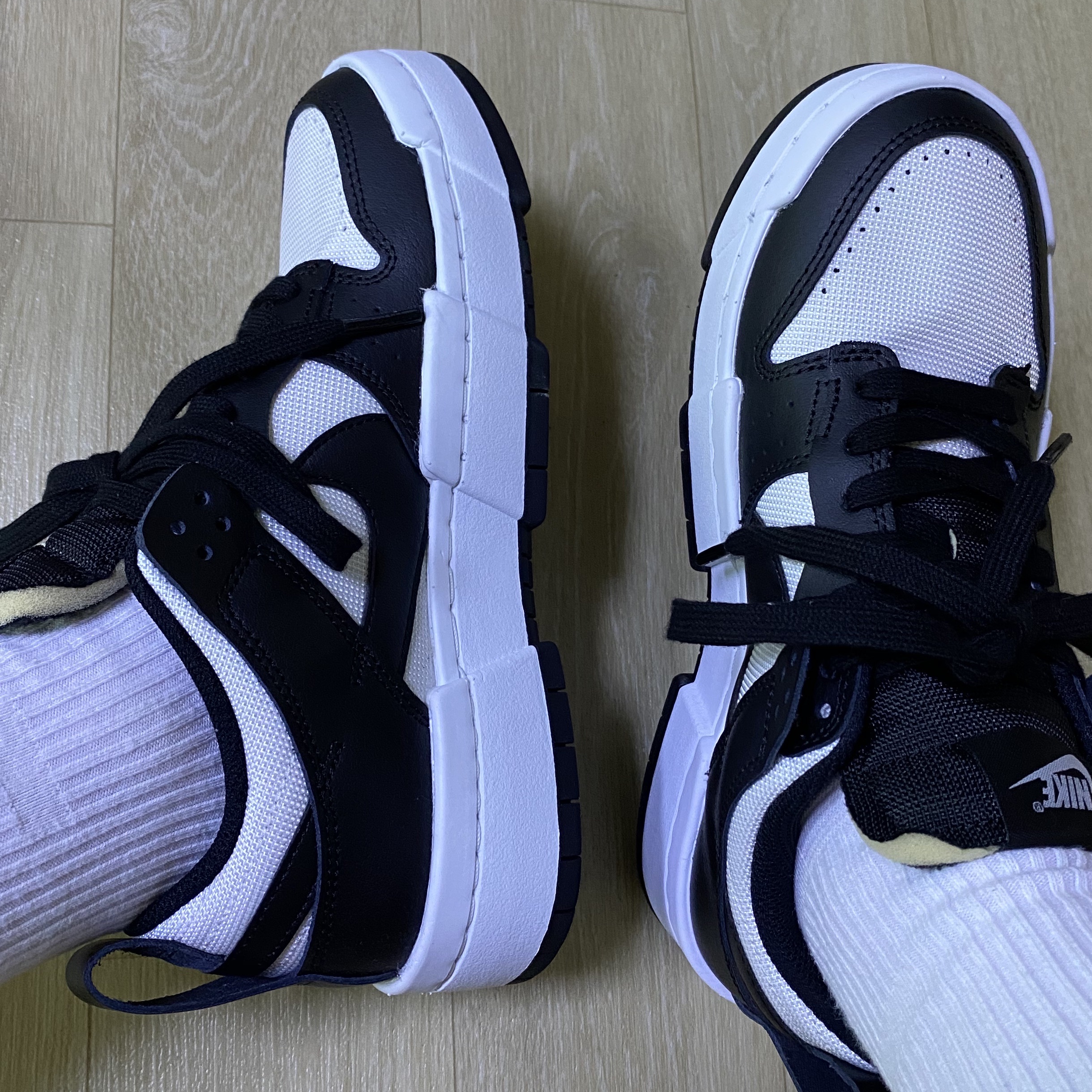 (W) Nike Dunk Low Disrupt Black White 착용 스타일 - 2