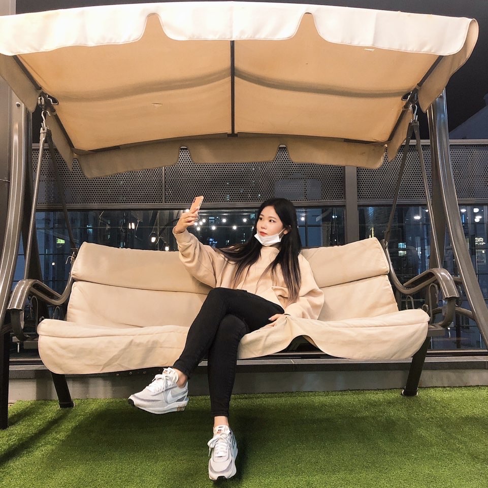 Nike x Sacai LDWaffle Summit White 착용 스타일