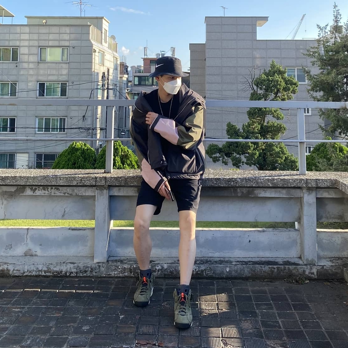 Jordan 6 x Travis Scott Retro Olive 착용 스타일