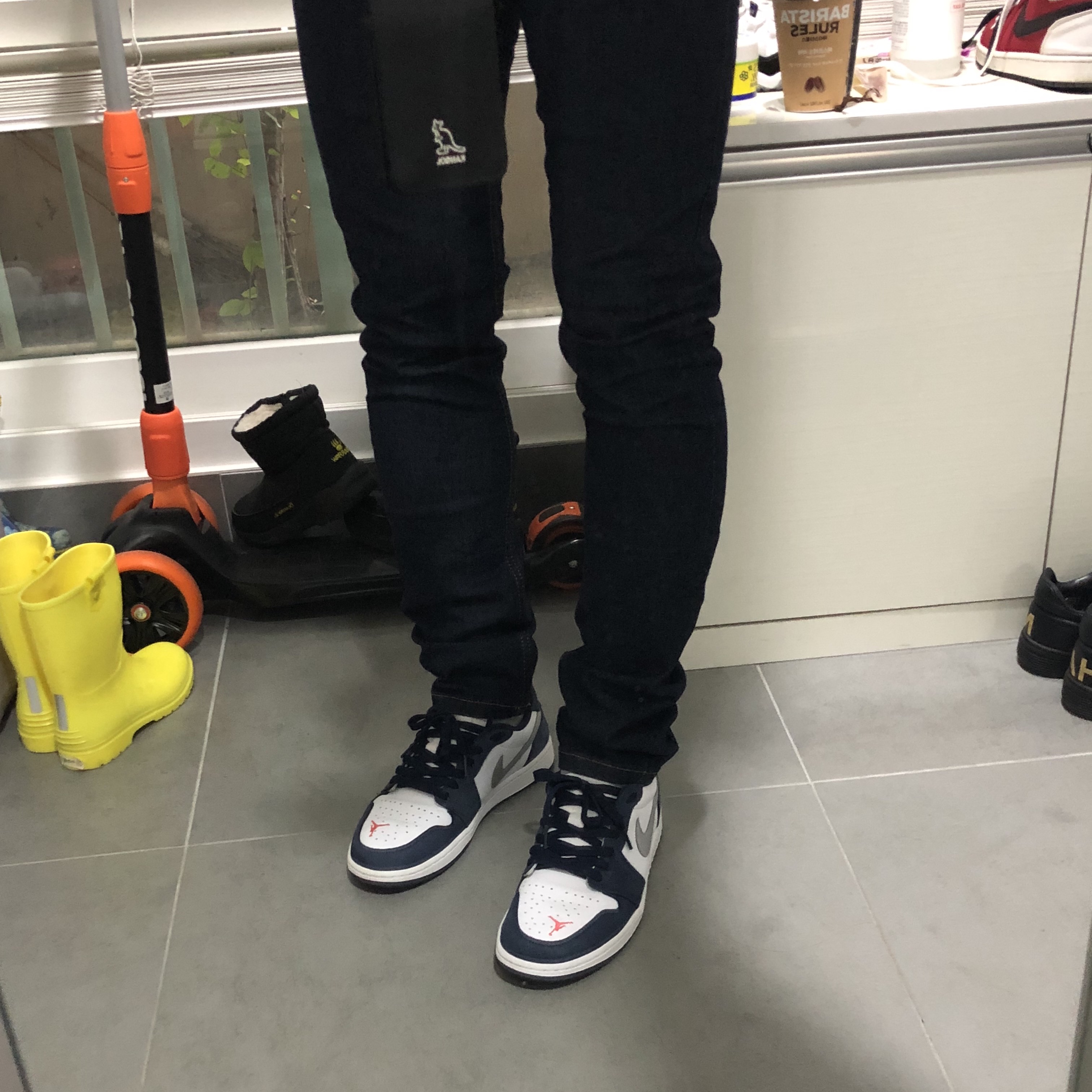 Jordan 1 Low SB Koston Midnight Navy 착용 스타일 - 2