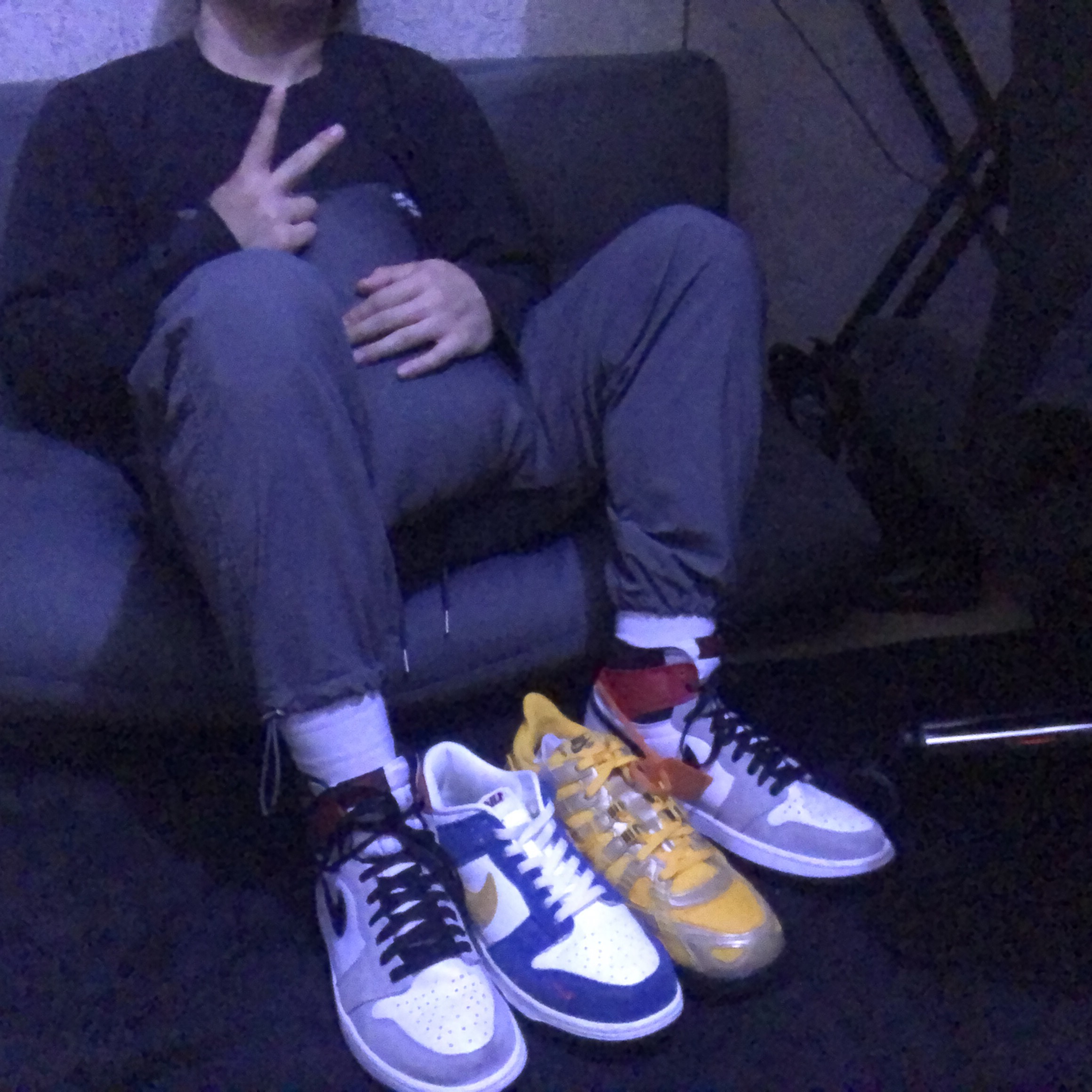Jordan 1 Retro High OG Light Smoke Grey, Nike x Kasina Dunk Low 80's Bus 착용 스타일