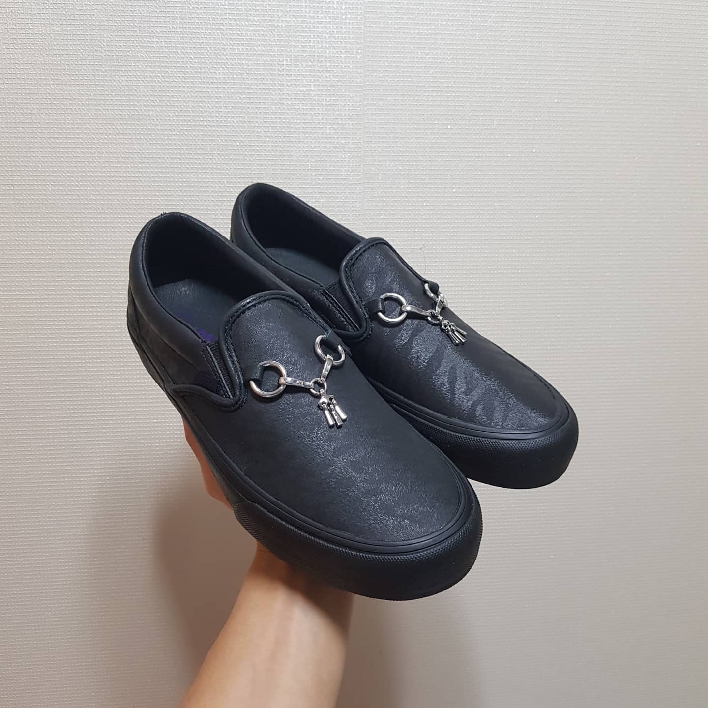 Vans Vault x Needles Classic Slip-On V Black 착용 스타일