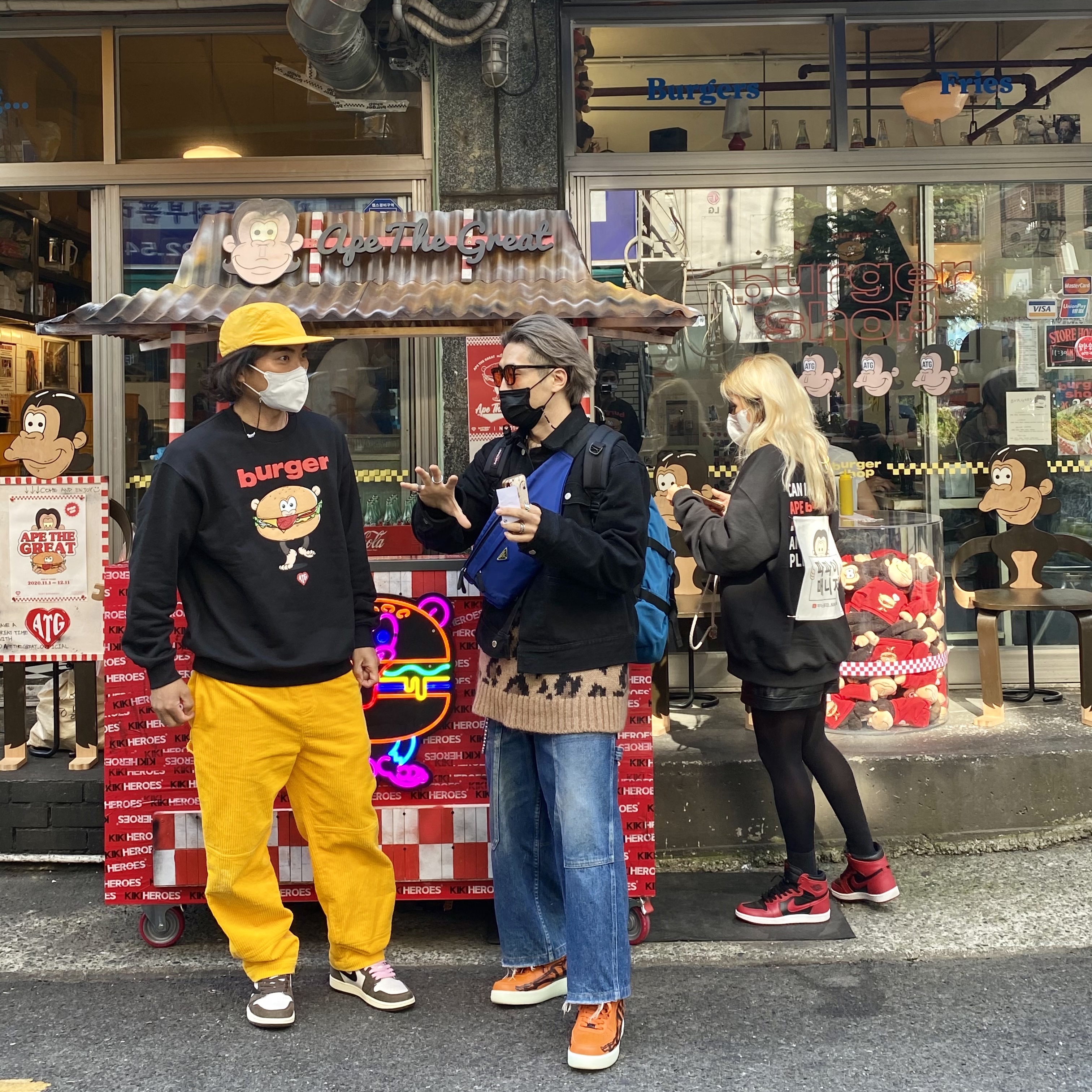 Jordan 1 x Travis Scott Retro High OG SP Mocha, Nike Air Force 1 Low '07 Orange Skeleton 착용 스타일