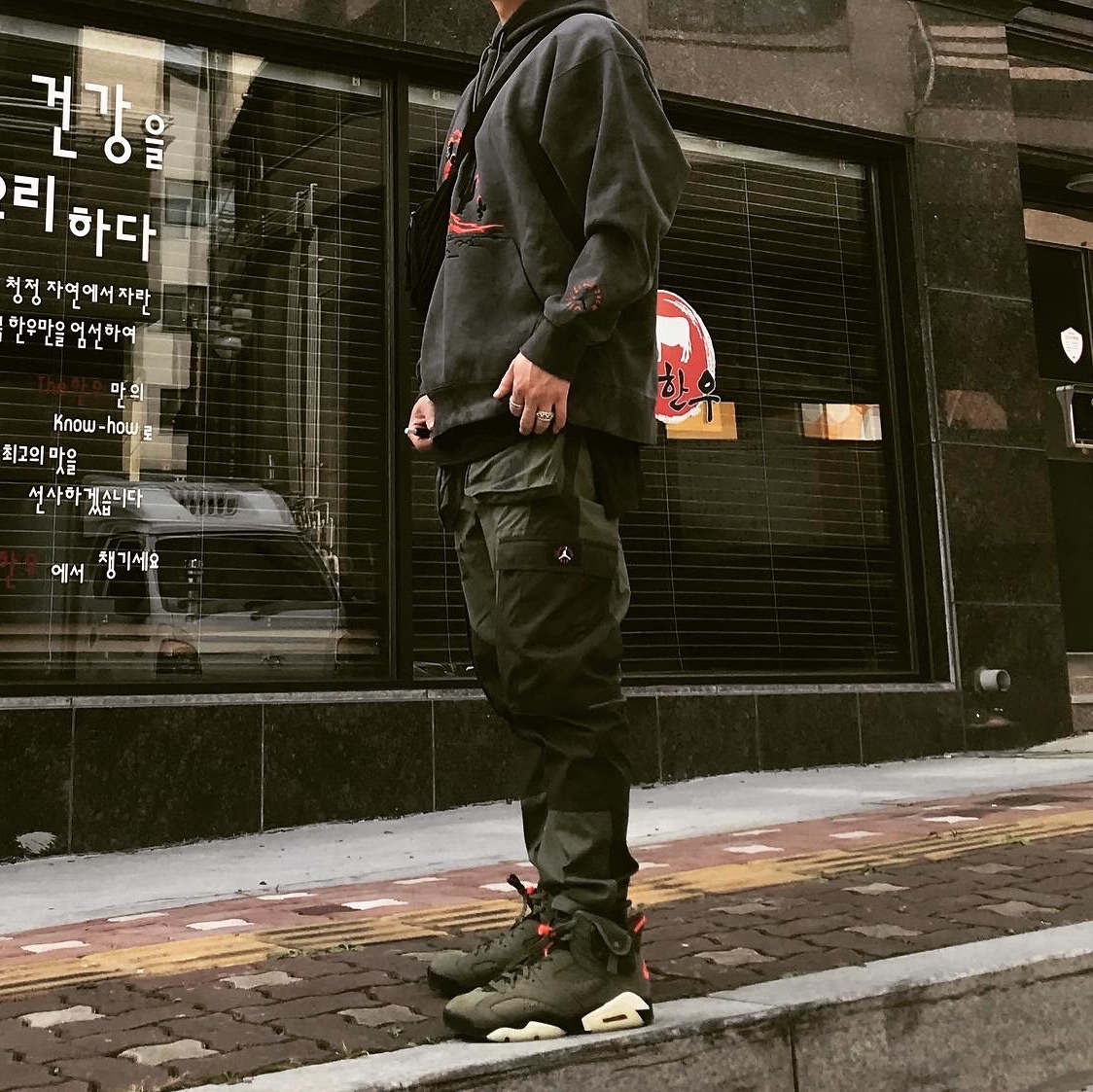 Jordan 6 x Travis Scott Retro Olive 착용 스타일