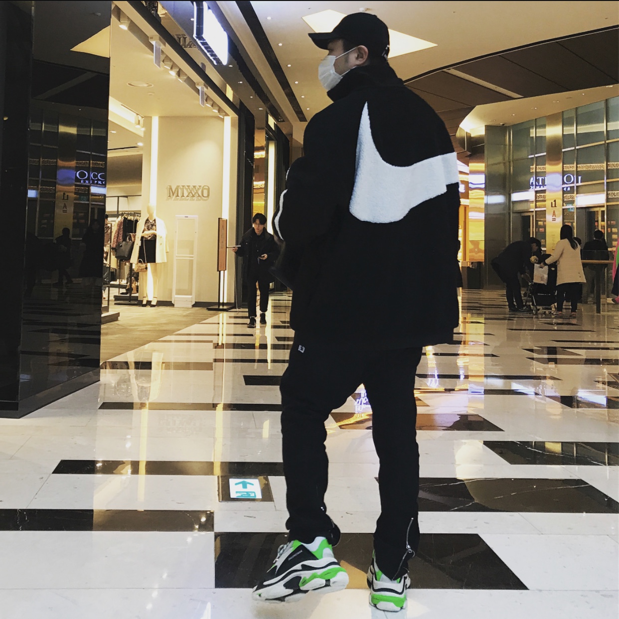 Balenciaga Triple S Trainer Black White Red 2018 착용 스타일