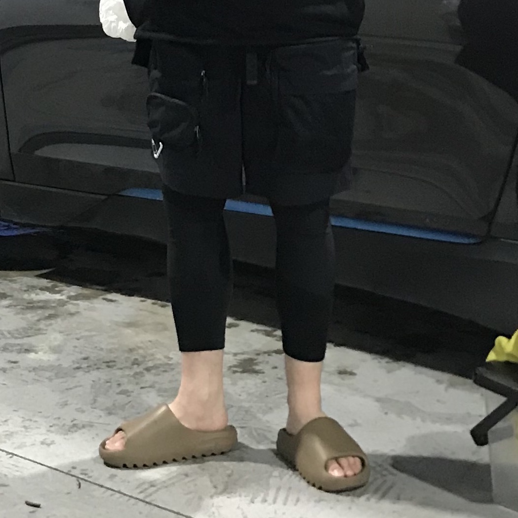 Adidas Yeezy Boost 350 V2 Black - Non-Reflective, Adidas Yeezy Slide Earth Brown 착용 스타일 - 2