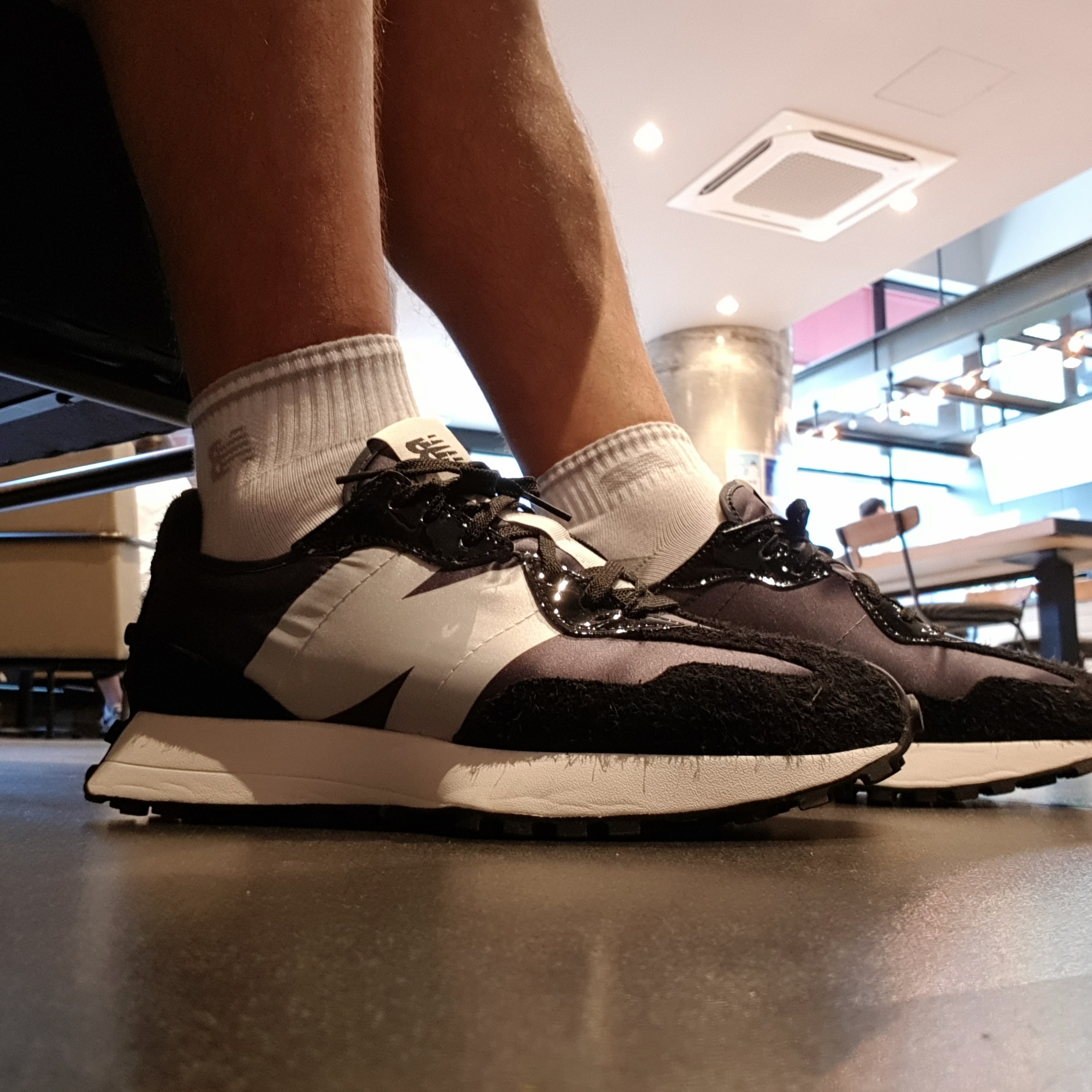 (W) New Balance 327 Black 착용 스타일