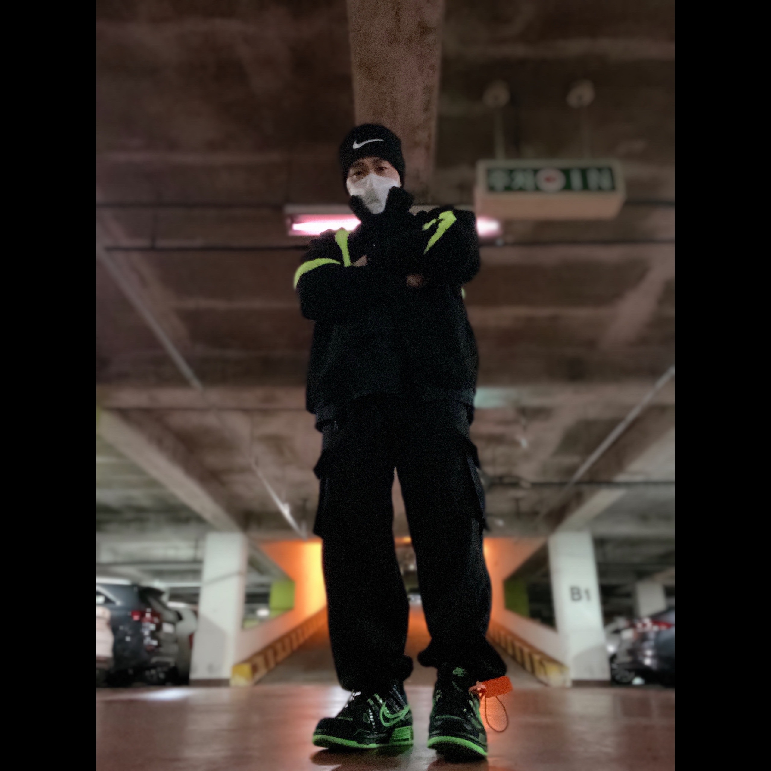 Nike x Off-White Air Rubber Dunk Green Strike, Nike Big Swoosh Full Zip Jacket Black Volt 착용 스타일 - 1