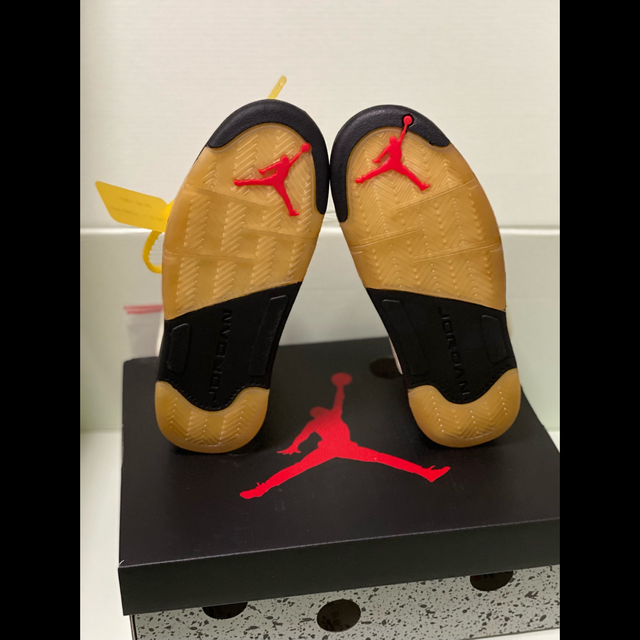 (PS) Jordan 5 x Off-White Retro SP Sail Fire Red 착용 스타일 - 4