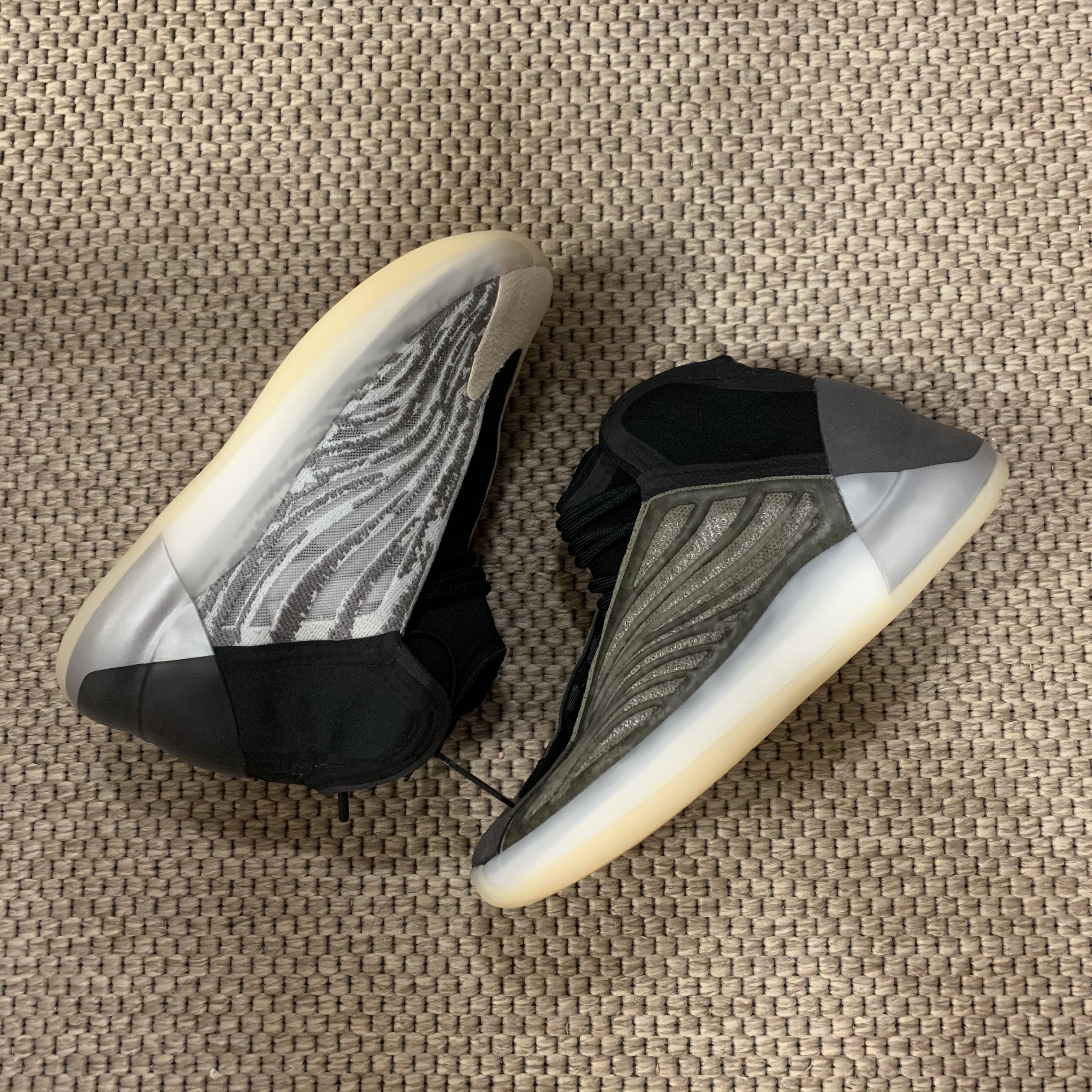 Adidas Yeezy QNTM Lifestyle, Adidas Yeezy QNTM Barium 착용 스타일