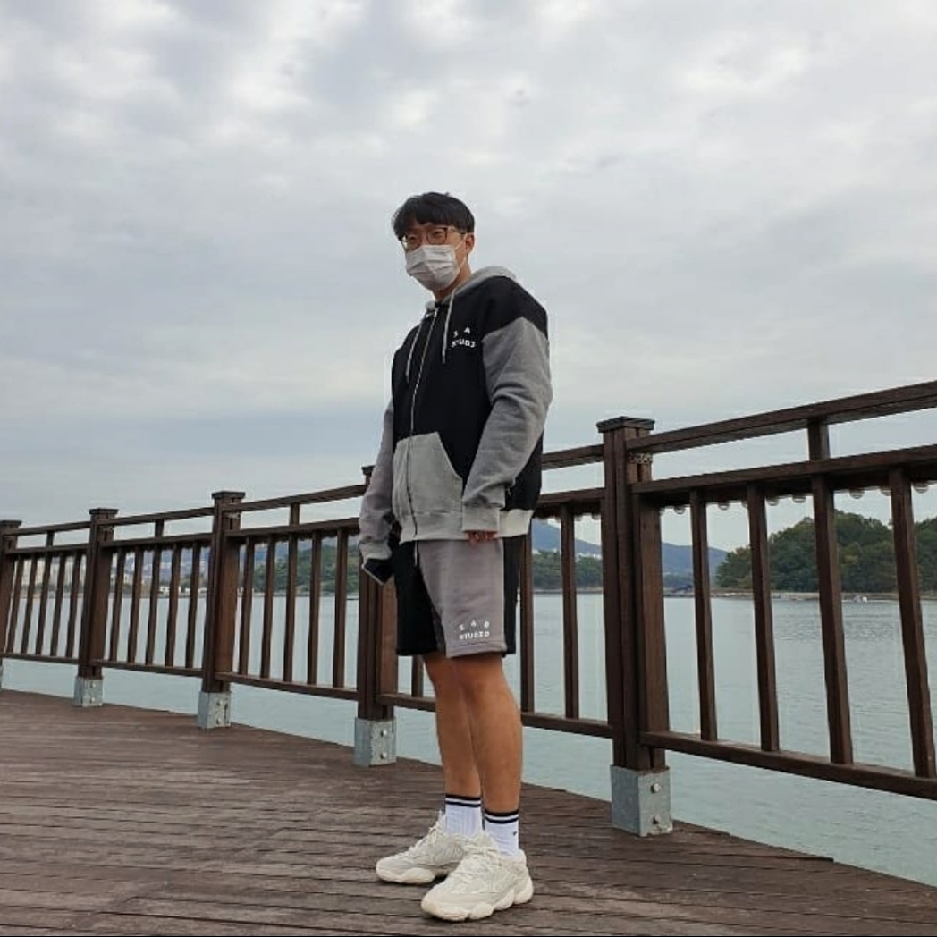Adidas Yeezy 500 Bone White 착용 스타일