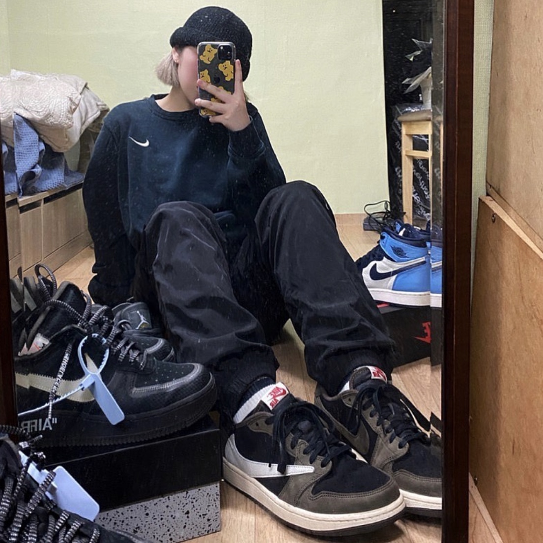 Jordan 1 x Travis Scott Retro Low OG SP Mocha, (GS) Jordan 1 Retro High Obsidian UNC 착용 스타일 - 1