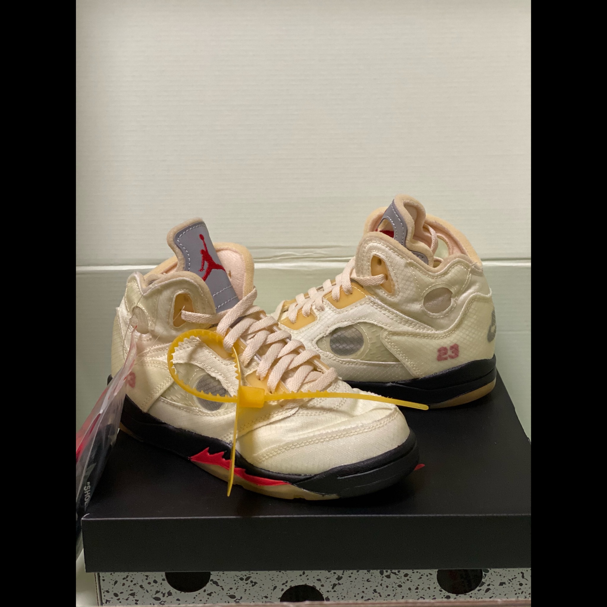 (PS) Jordan 5 x Off-White Retro SP Sail Fire Red 착용 스타일 - 2