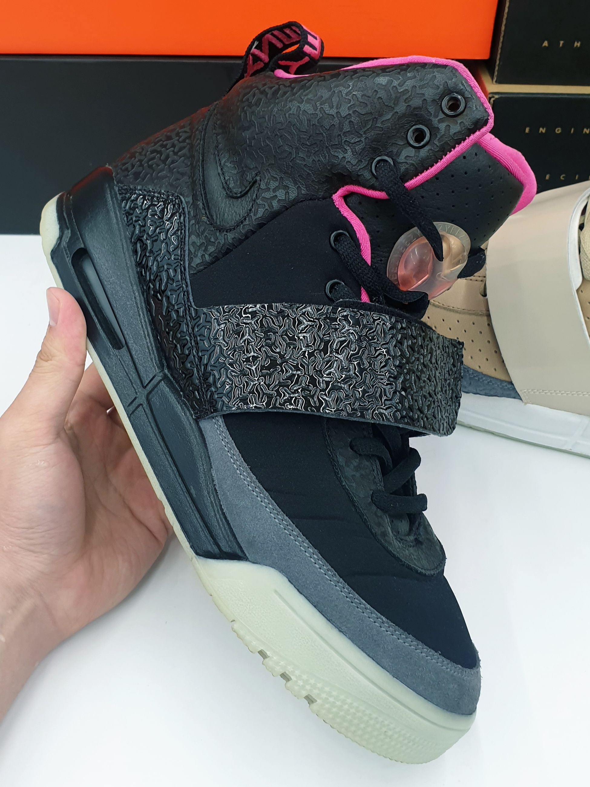 Nike Air Yeezy 1 Blink, Nike Air Yeezy 1 Net Tan 착용 스타일