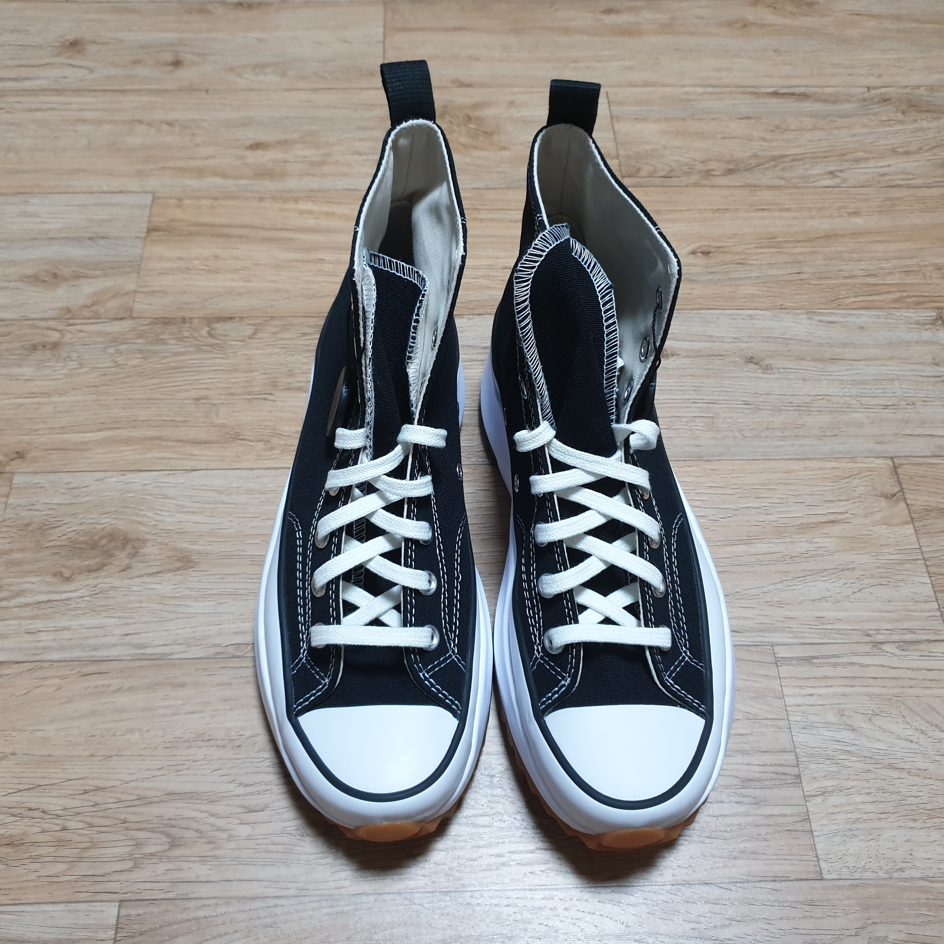 Converse Run Star Hike Hi Black White Gum 착용 스타일