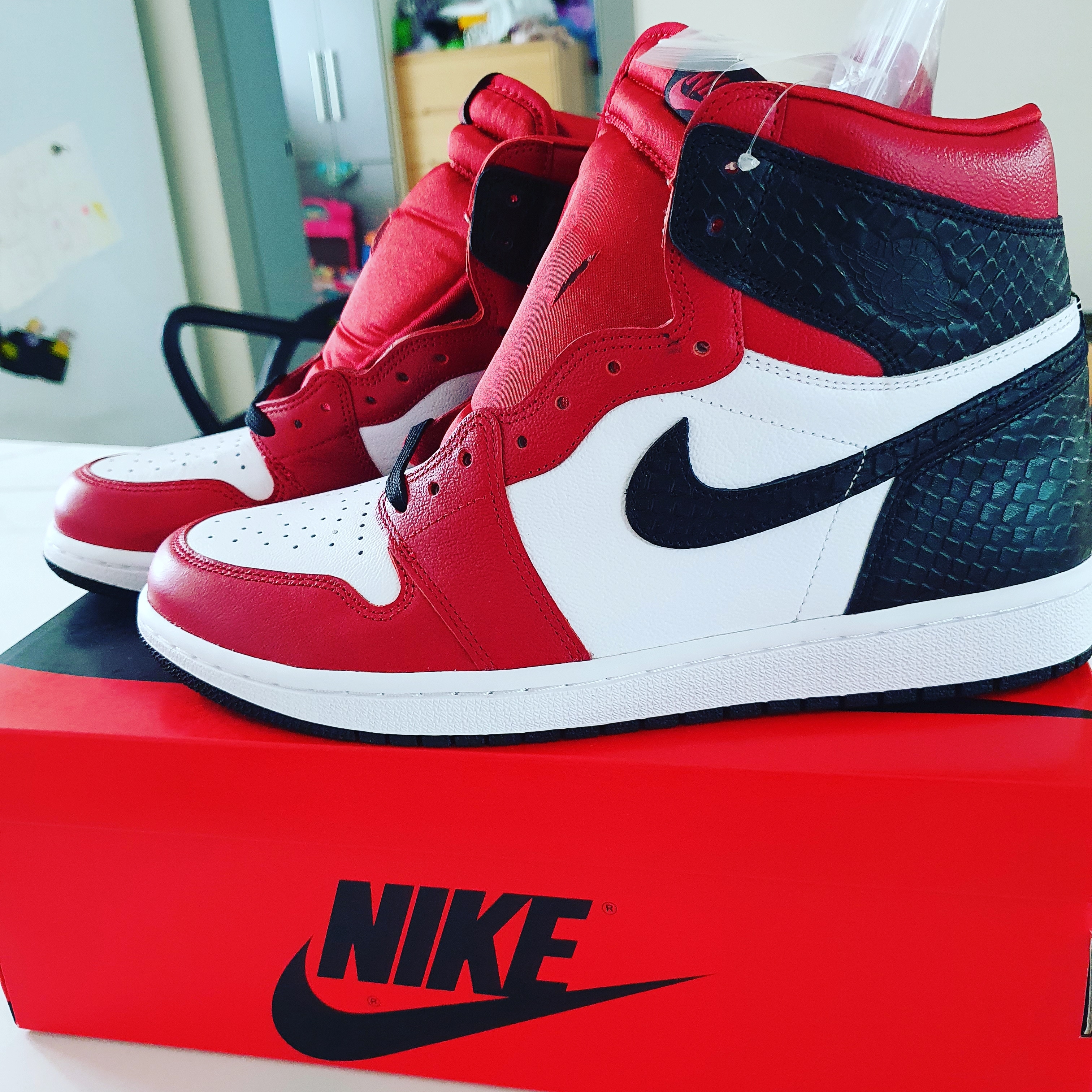 (W) Jordan 1 Retro High Satin Red 착용 스타일 - 2