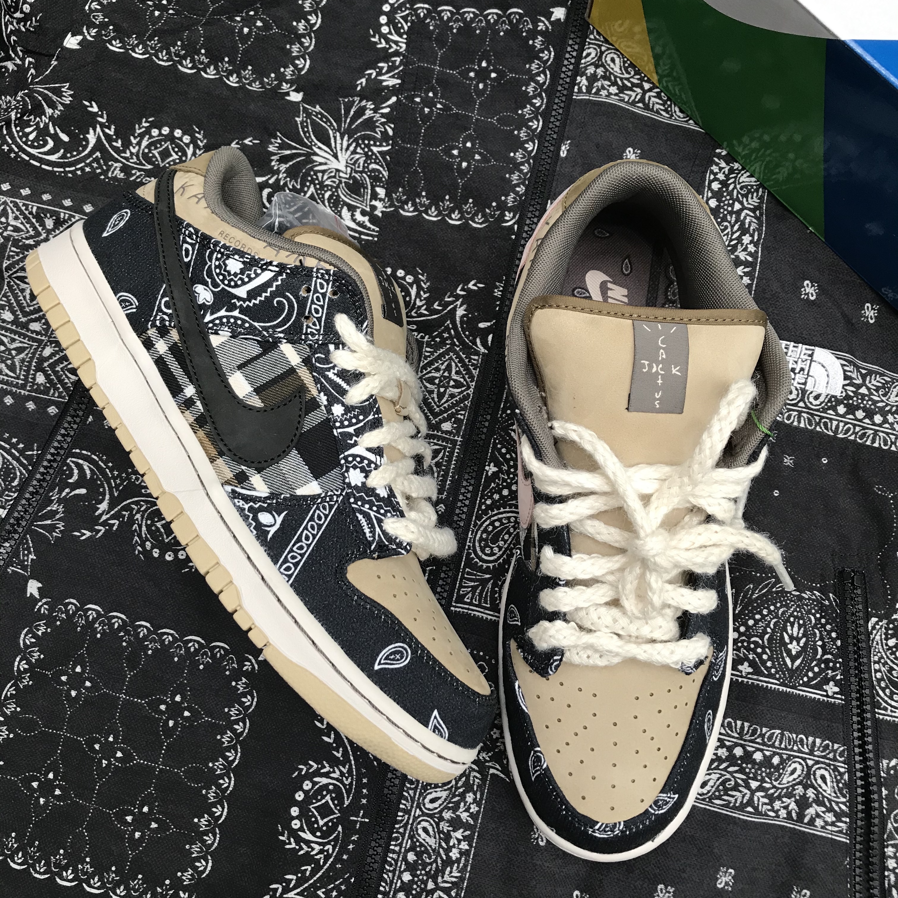 Jordan 1 x Travis Scott Retro High OG SP Mocha, Jordan 1 x Travis Scott Retro Low OG SP Mocha 착용 스타일 - 2