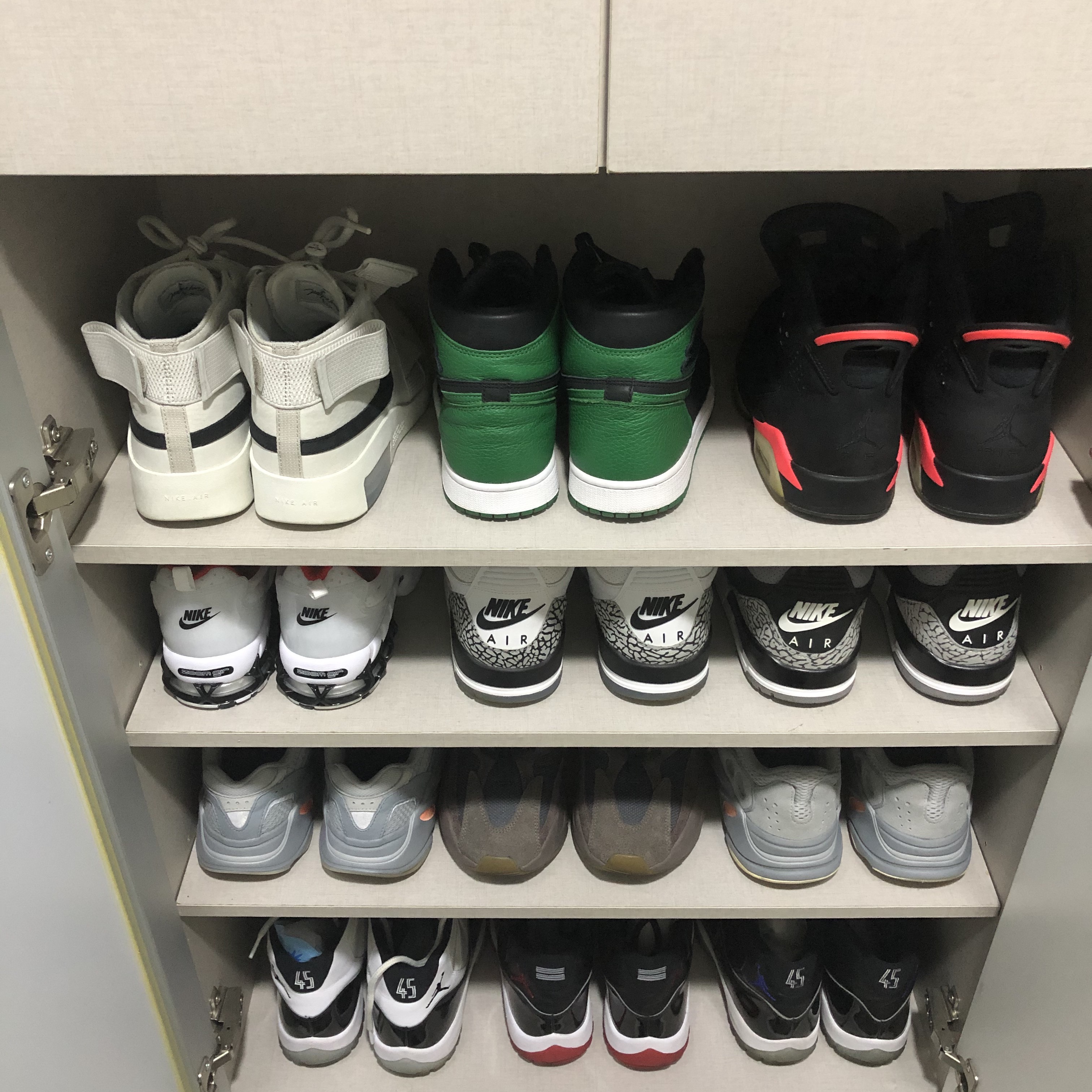 Nike x Fear of God Air Fear of God Raid Light Bone, Jordan 1 Retro High OG Pine Green Black 착용 스타일 - 1