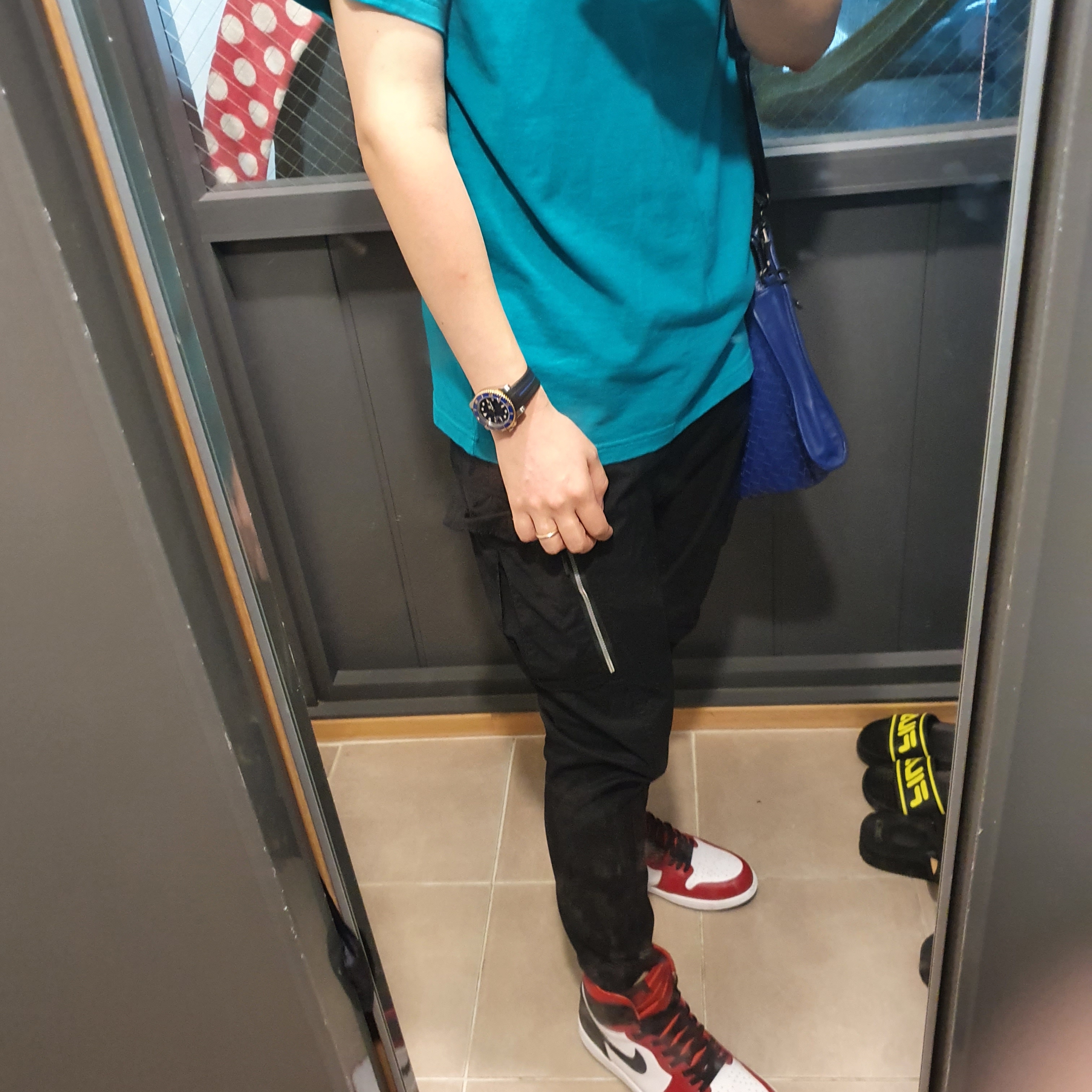 (W) Jordan 1 Retro High Satin Red 착용 스타일 - 1