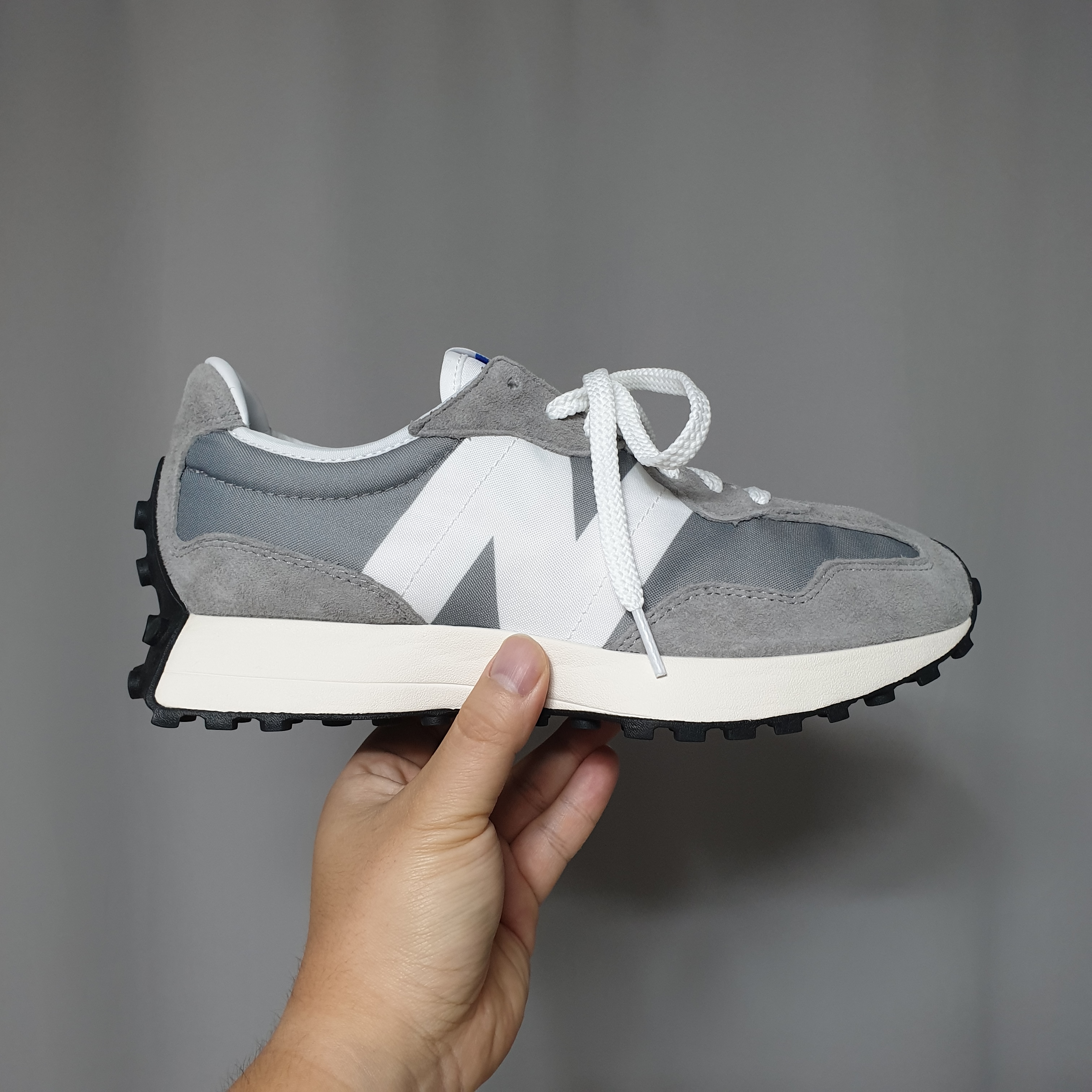 New Balance 327 Grey 착용 스타일 - 3