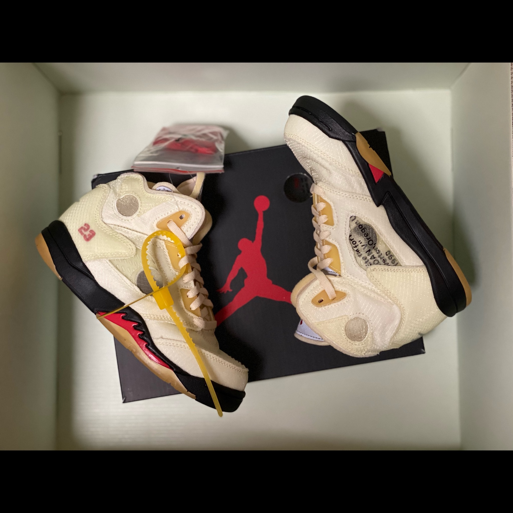 (PS) Jordan 5 x Off-White Retro SP Sail Fire Red 착용 스타일 - 1