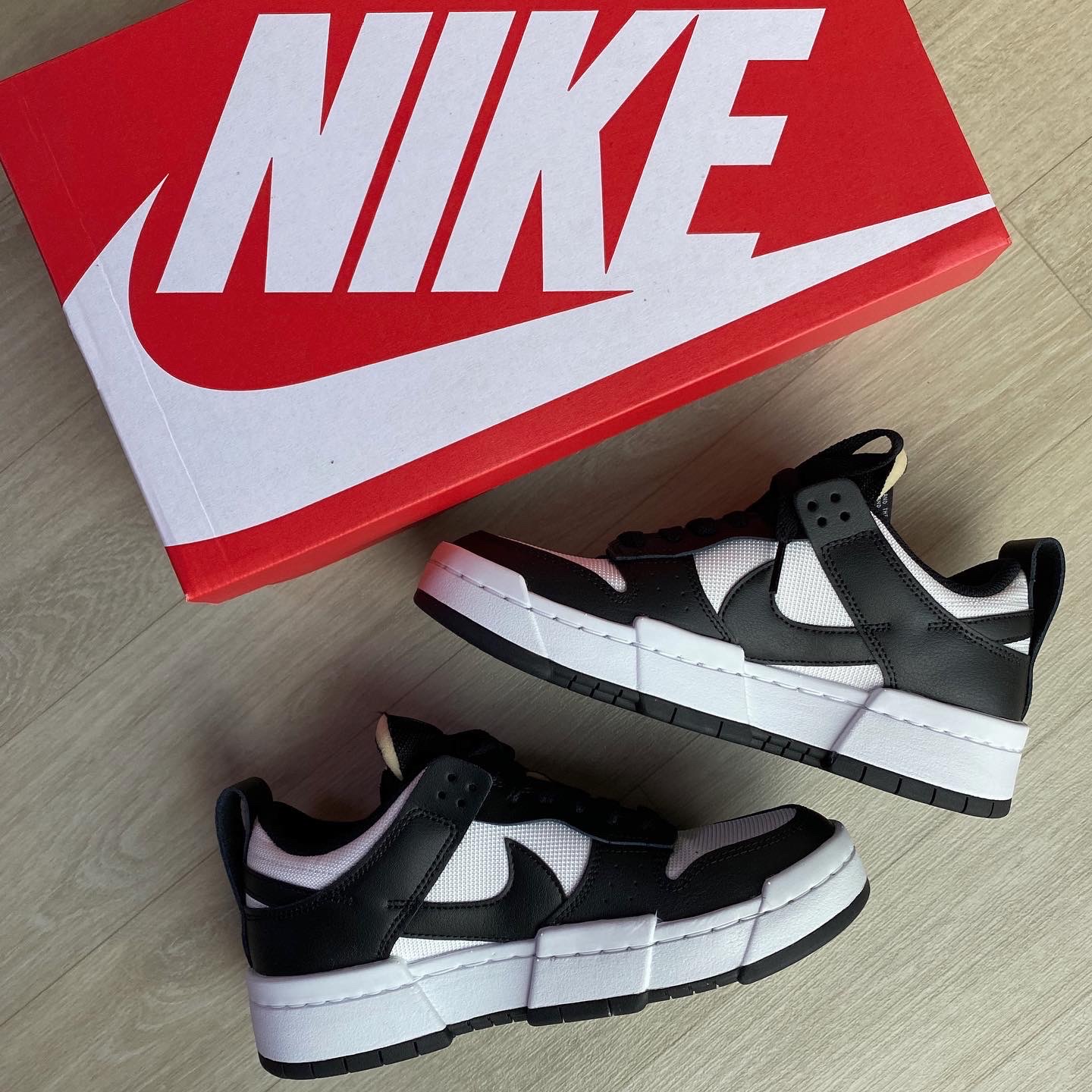 (W) Nike Dunk Low Disrupt Black White 착용 스타일 - 1