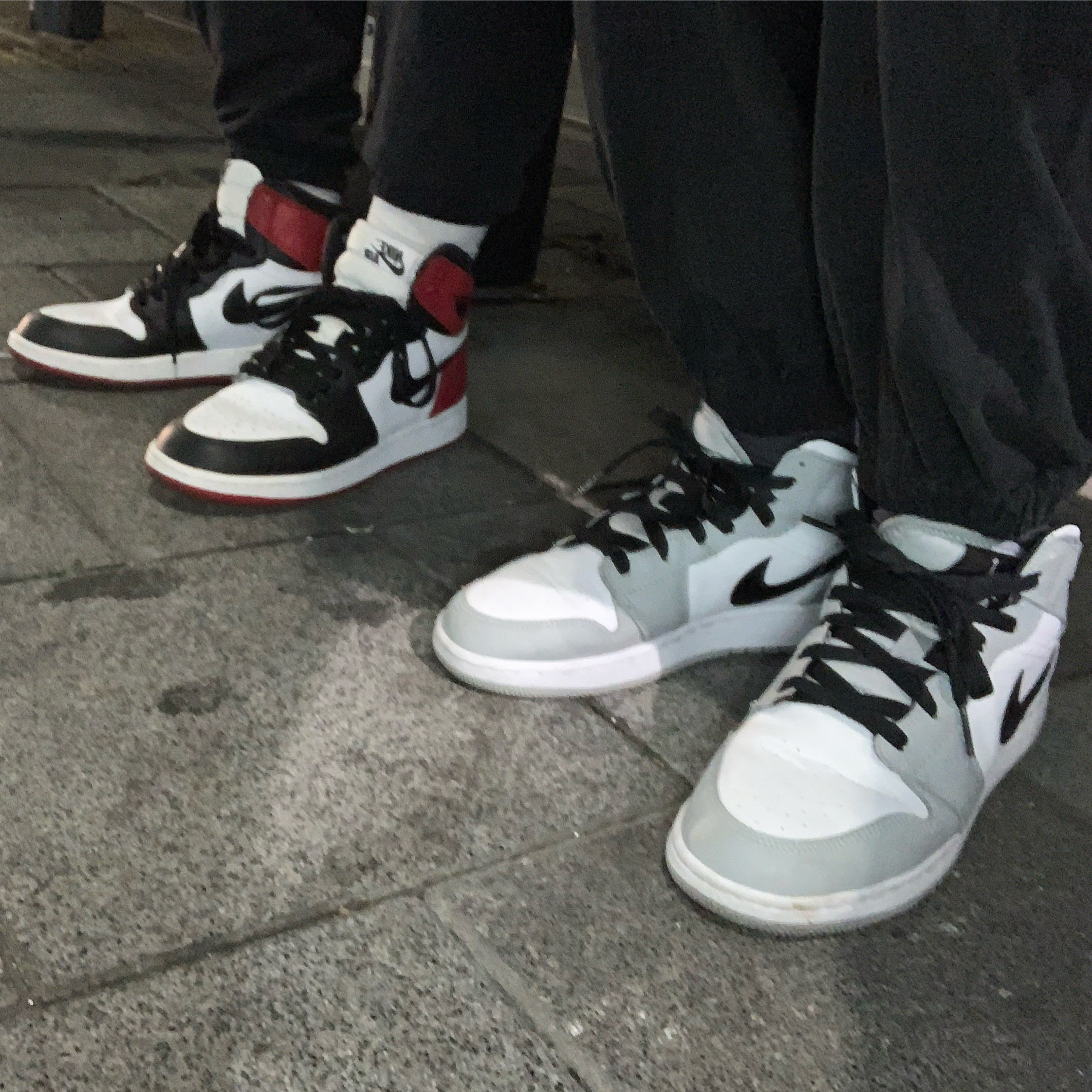 (GS) Jordan 1 Retro High OG Black Toe 2016, Jordan 1 Mid Light Smoke Grey 착용 스타일 - 2