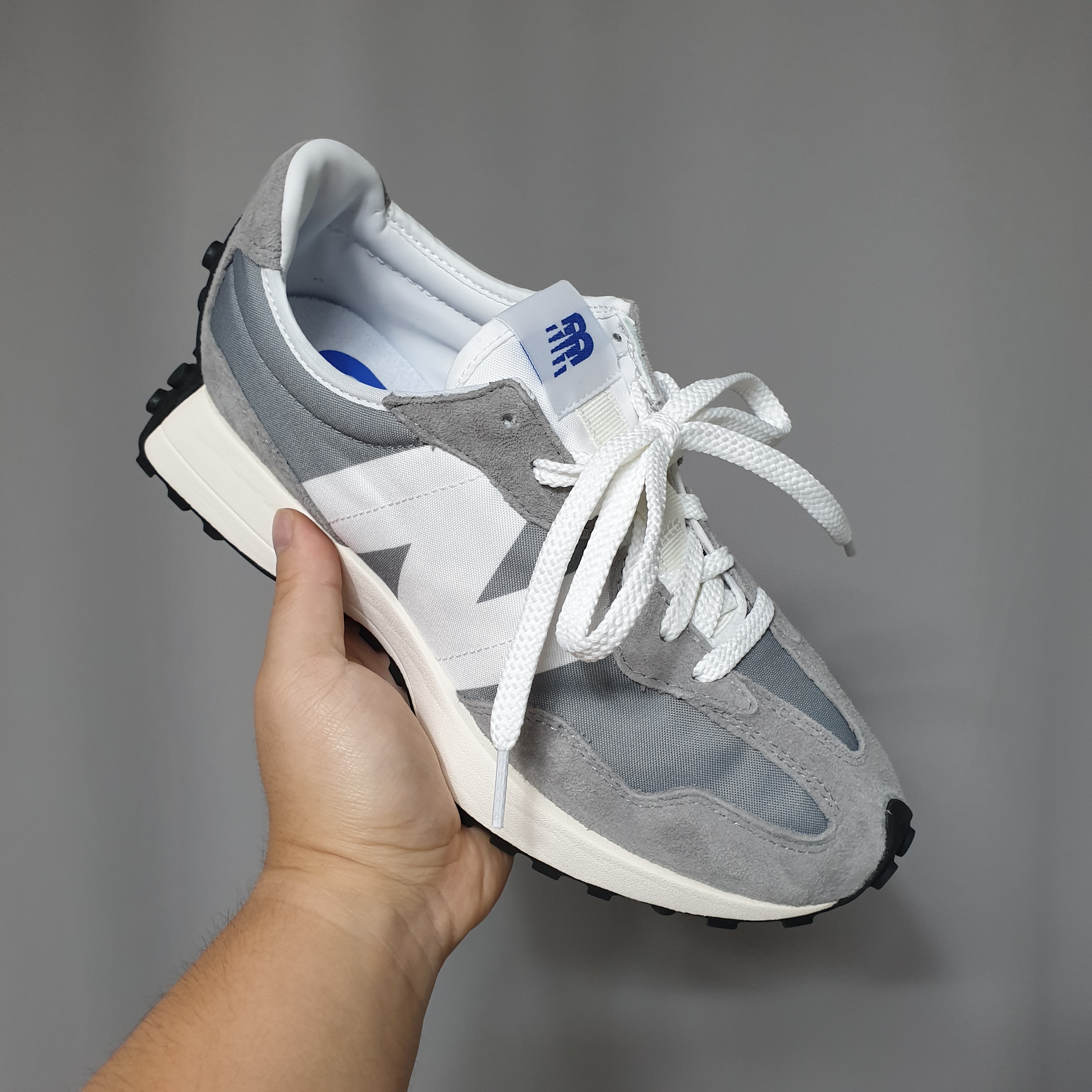 New Balance 327 Grey 착용 스타일 - 2