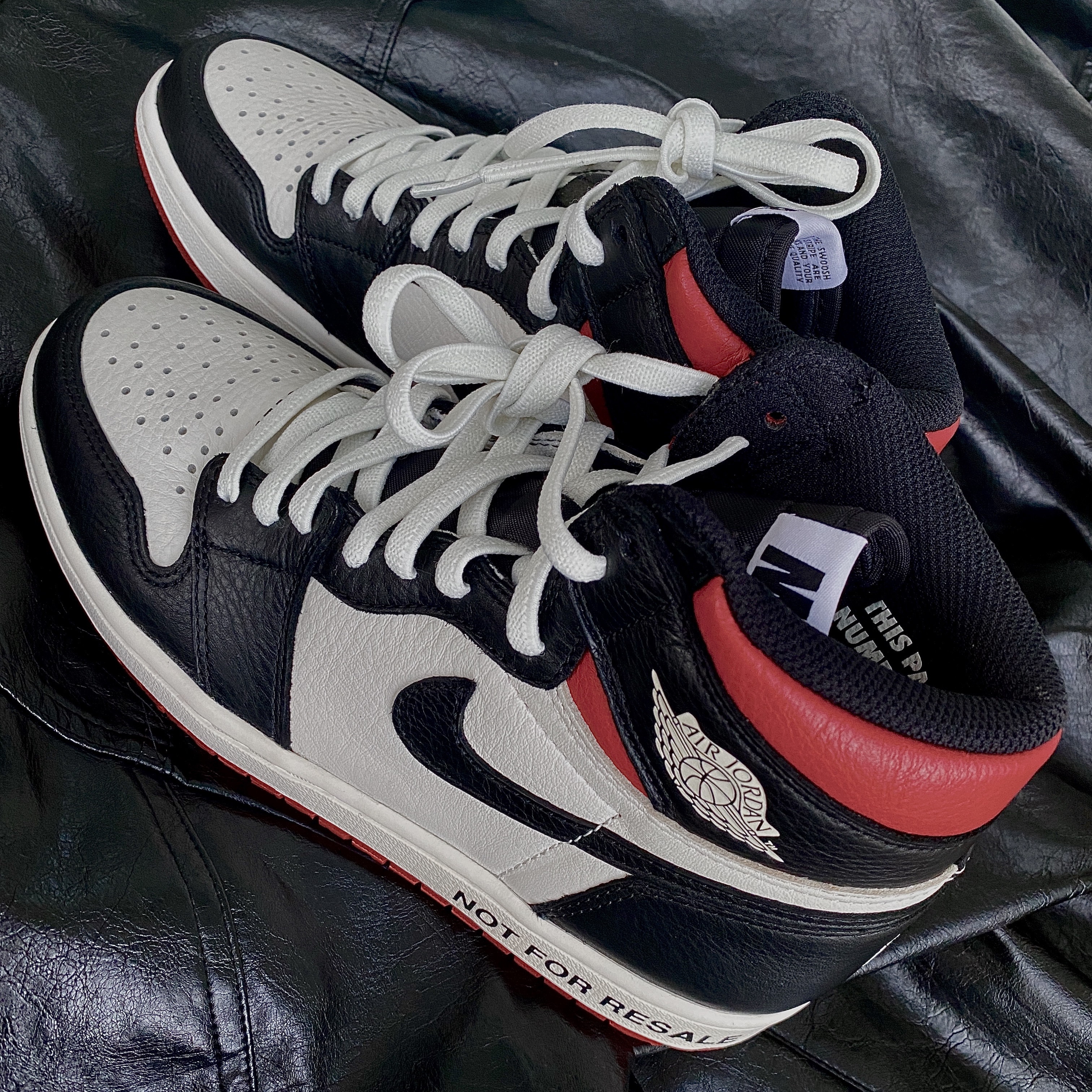 Jordan 1 Retro High Not for Resale Varsity Red 착용 스타일 - 1