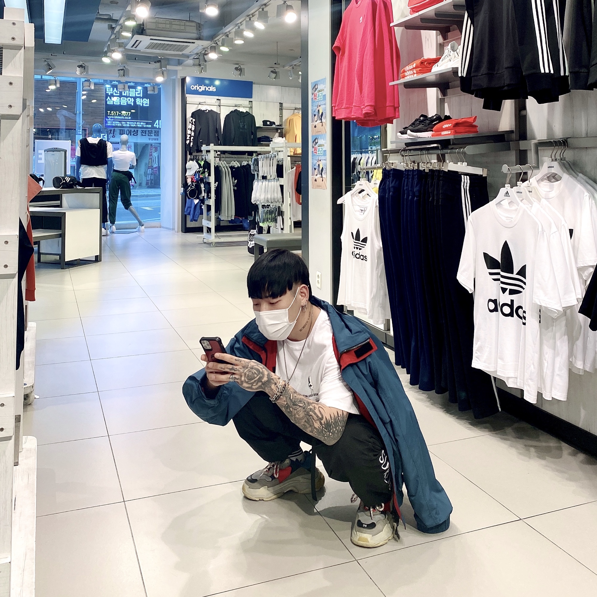 Balenciaga Triple S Grey Red Blue 2018 Reissue 착용 스타일 - 2