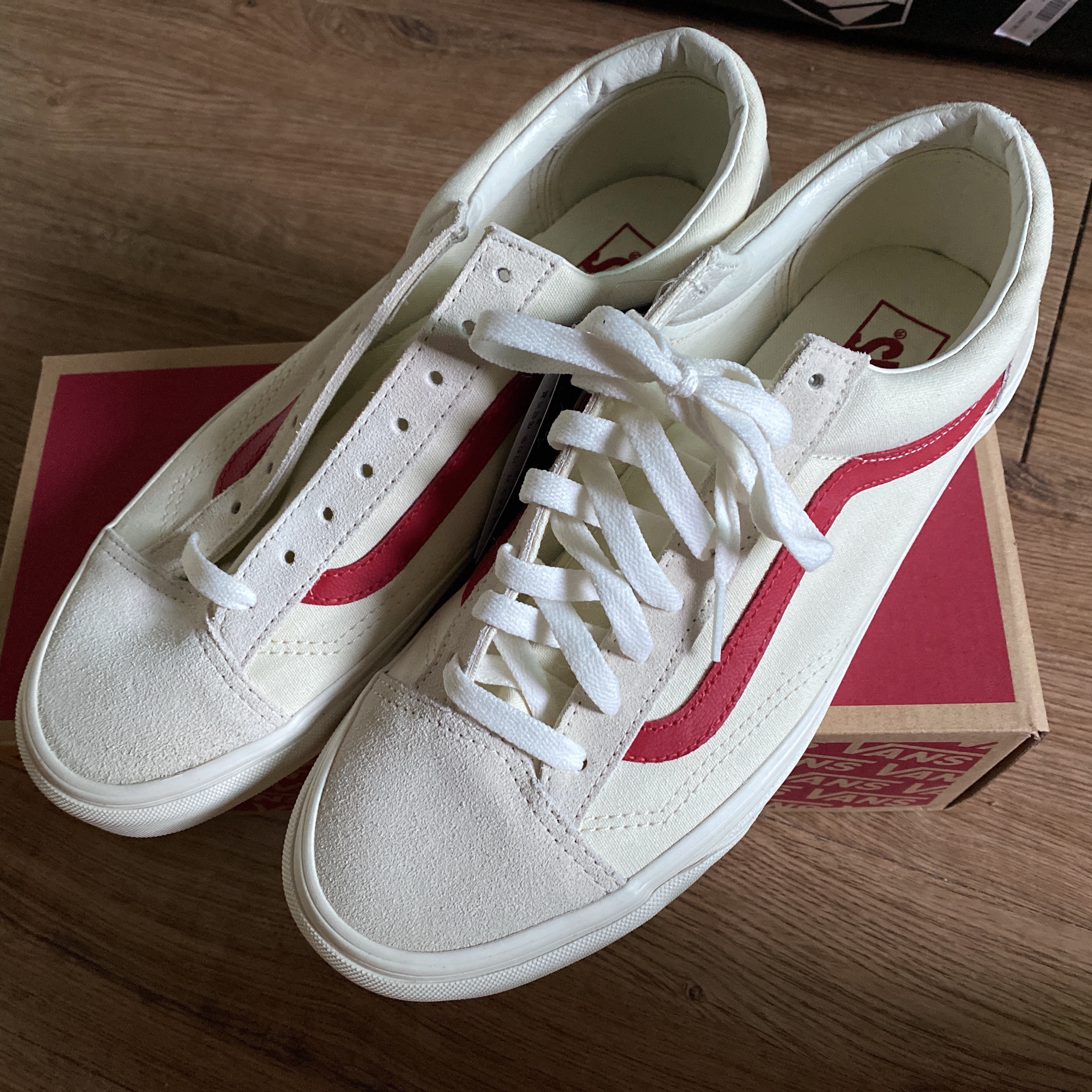 Vans Style 36 Marshmallow Racing Red 착용 스타일