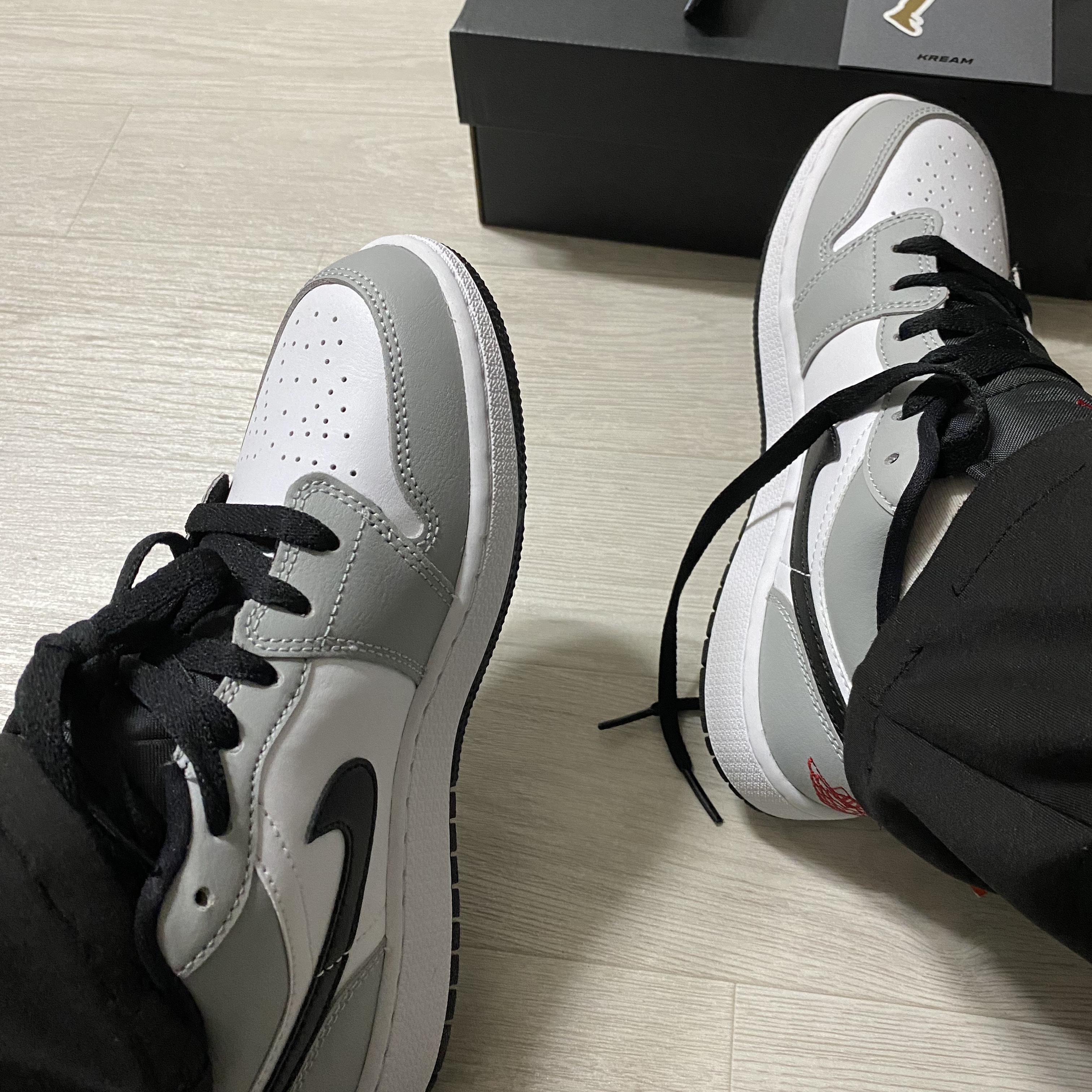 Jordan 1 x Travis Scott Retro Low OG SP Mocha, (GS) Jordan 1 Retro High Obsidian UNC 착용 스타일 - 2