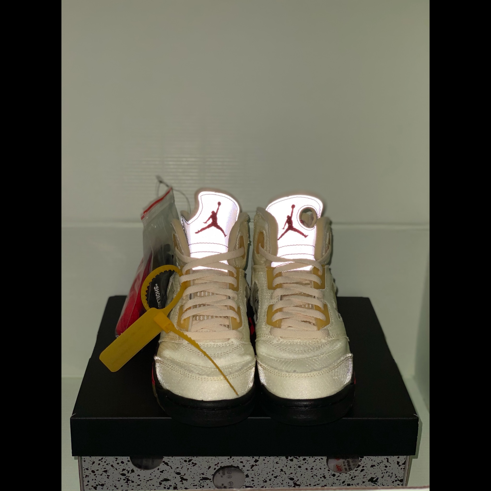 (PS) Jordan 5 x Off-White Retro SP Sail Fire Red 착용 스타일 - 3