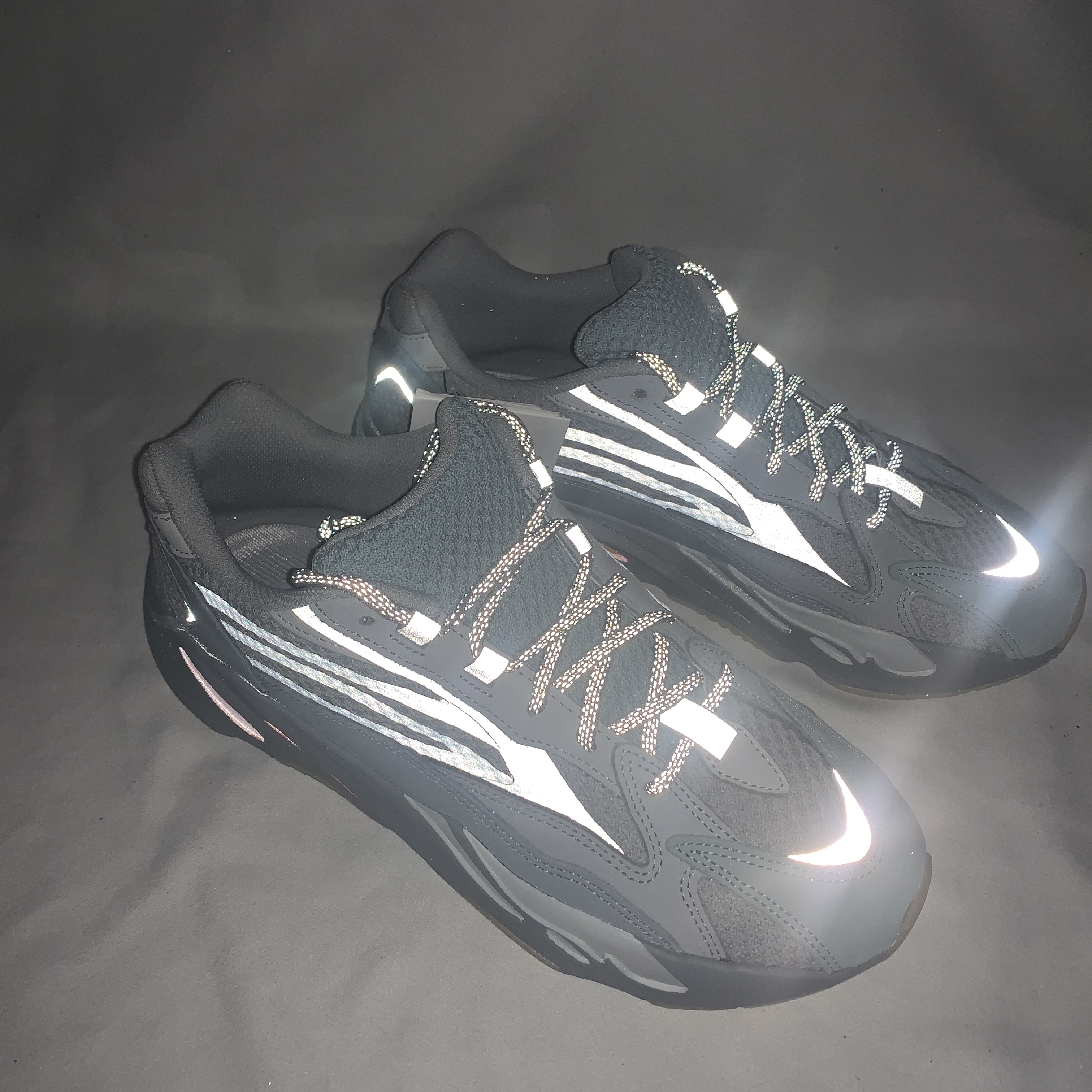 Adidas Yeezy Boost 700 V2 Inertia 착용 스타일 - 1