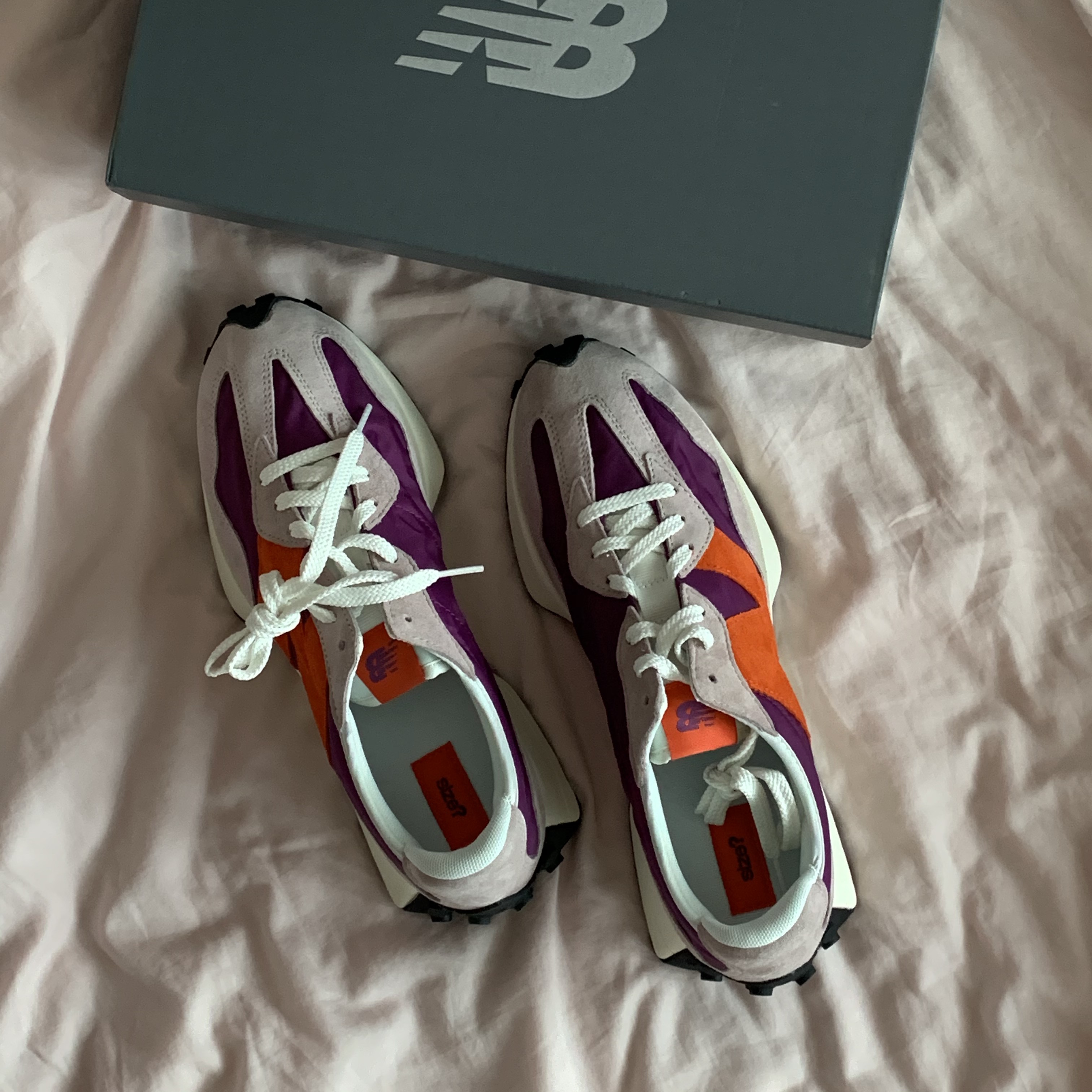 New Balance x Size? 327 Purple Orange 착용 스타일 - 1