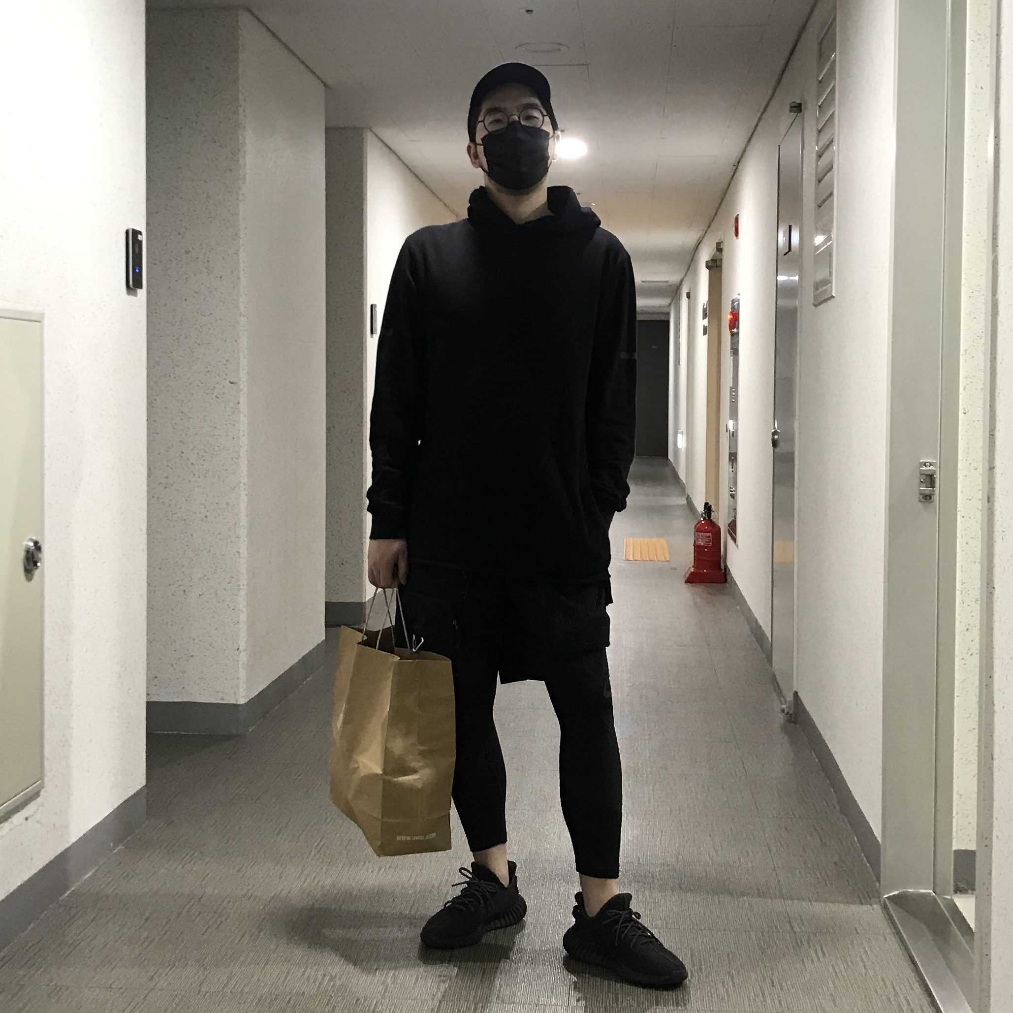 Adidas Yeezy Boost 350 V2 Black - Non-Reflective, Adidas Yeezy Slide Earth Brown 착용 스타일 - 1