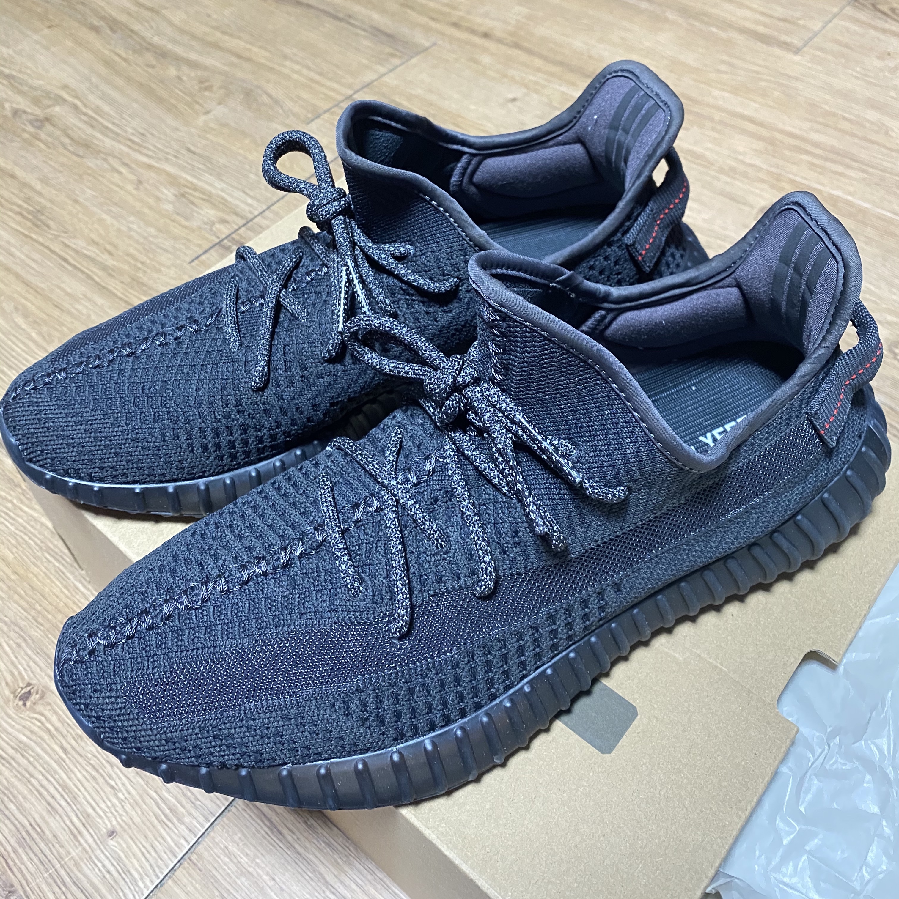 Adidas Yeezy Boost 350 V2 Black - Non-Reflective 착용 스타일