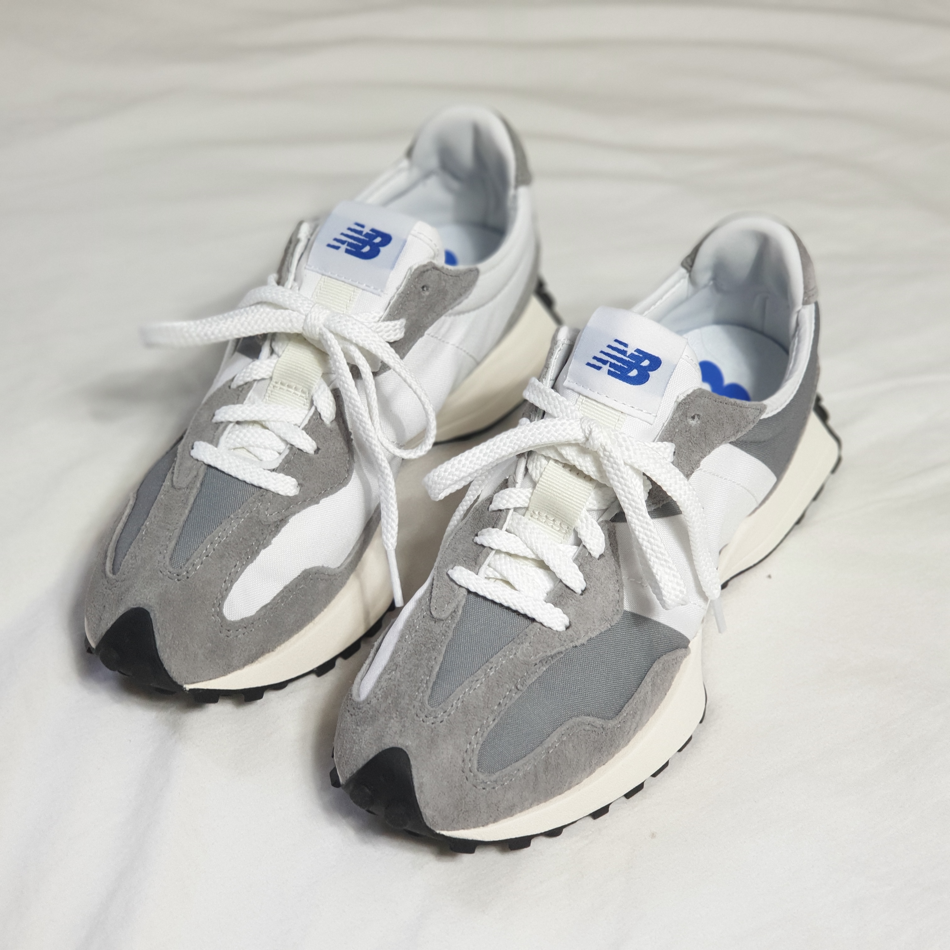 New Balance 327 Grey 착용 스타일 - 1