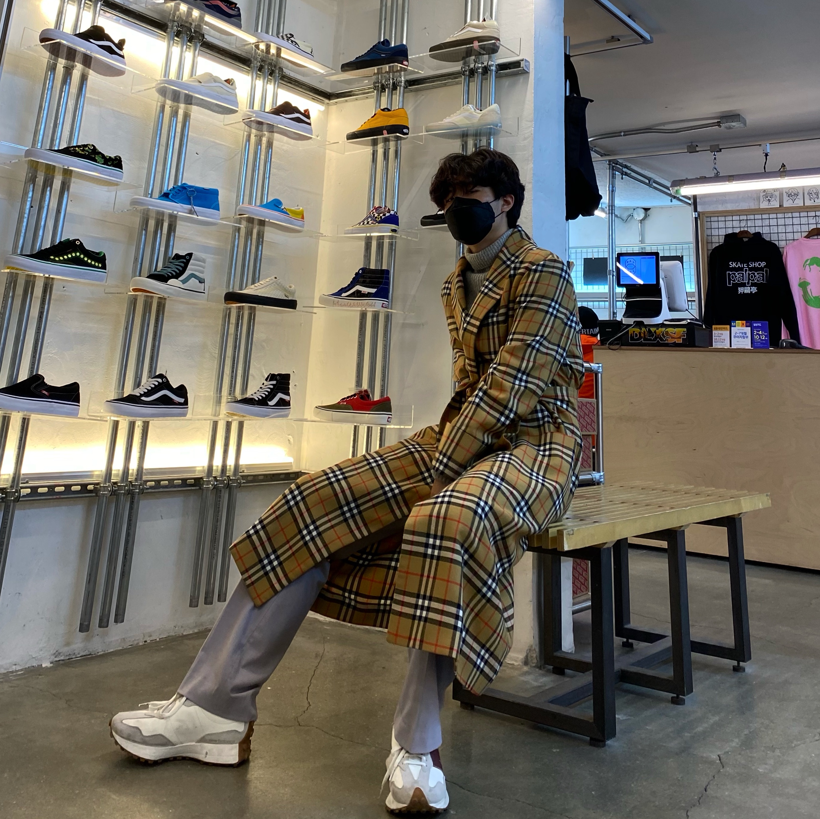 (W) New Balance x Staud 327 Moonbeam 착용 스타일