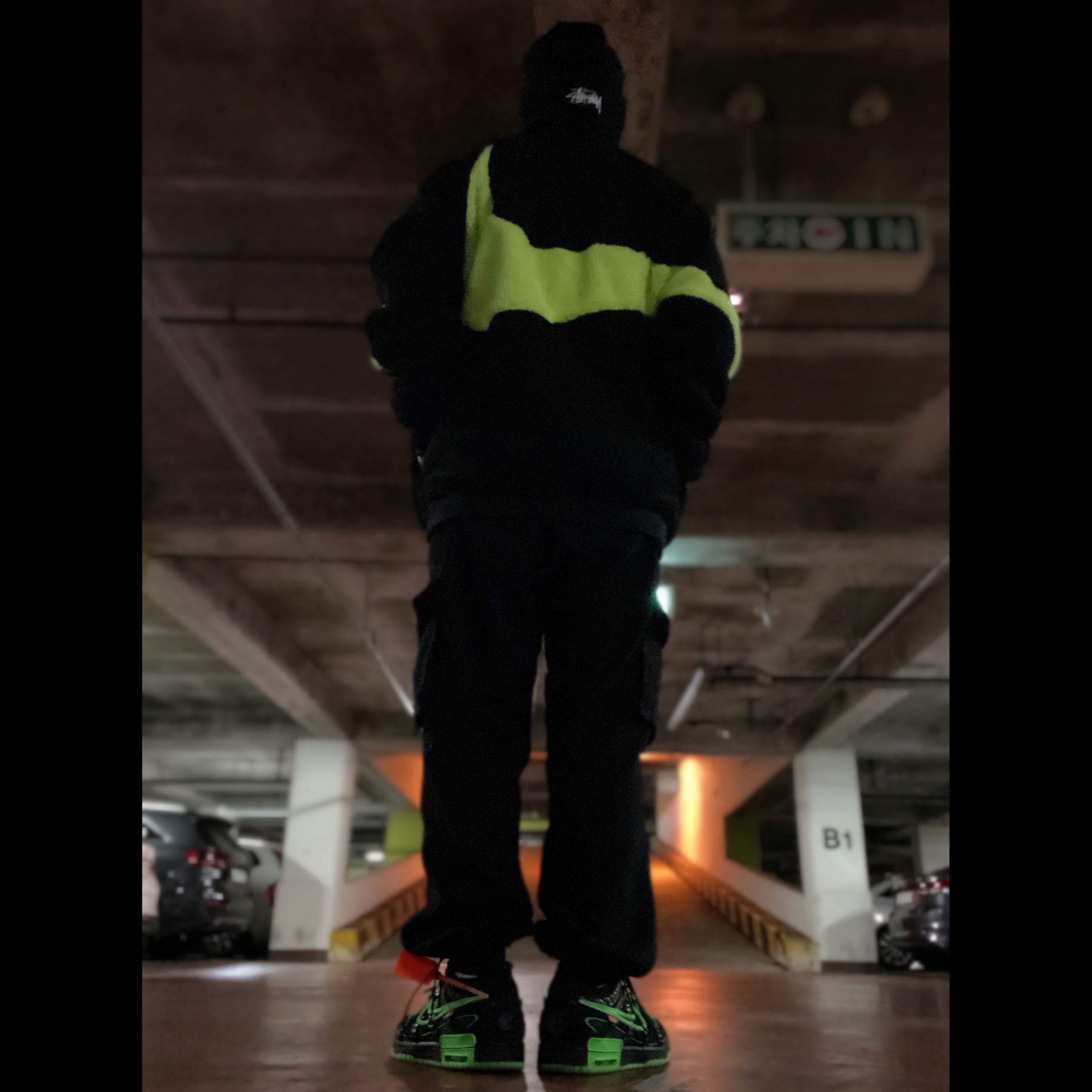 Nike x Off-White Air Rubber Dunk Green Strike, Nike Big Swoosh Full Zip Jacket Black Volt 착용 스타일 - 3