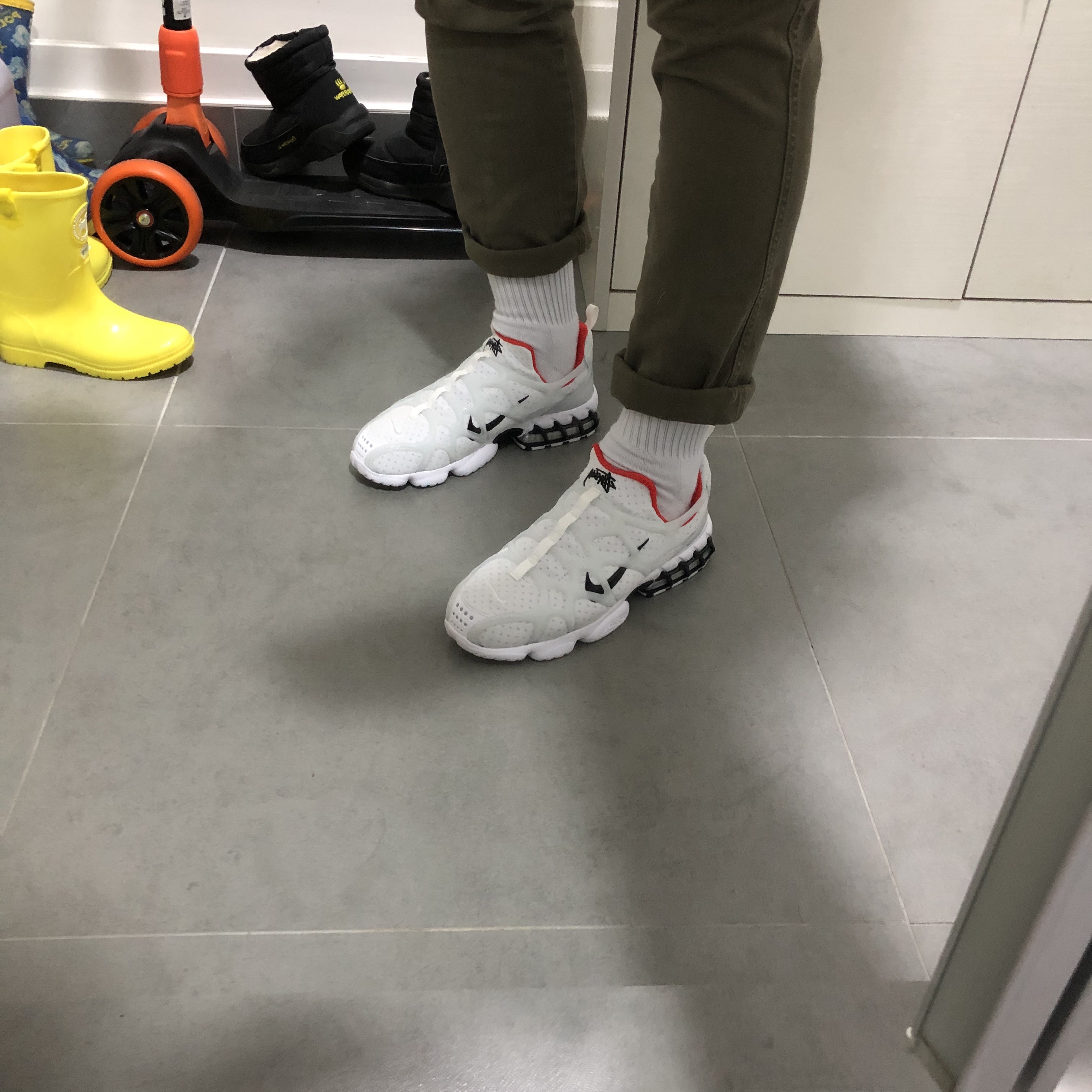 Nike x Stussy Air Zoom Spiridon Kukini White 착용 스타일 - 2