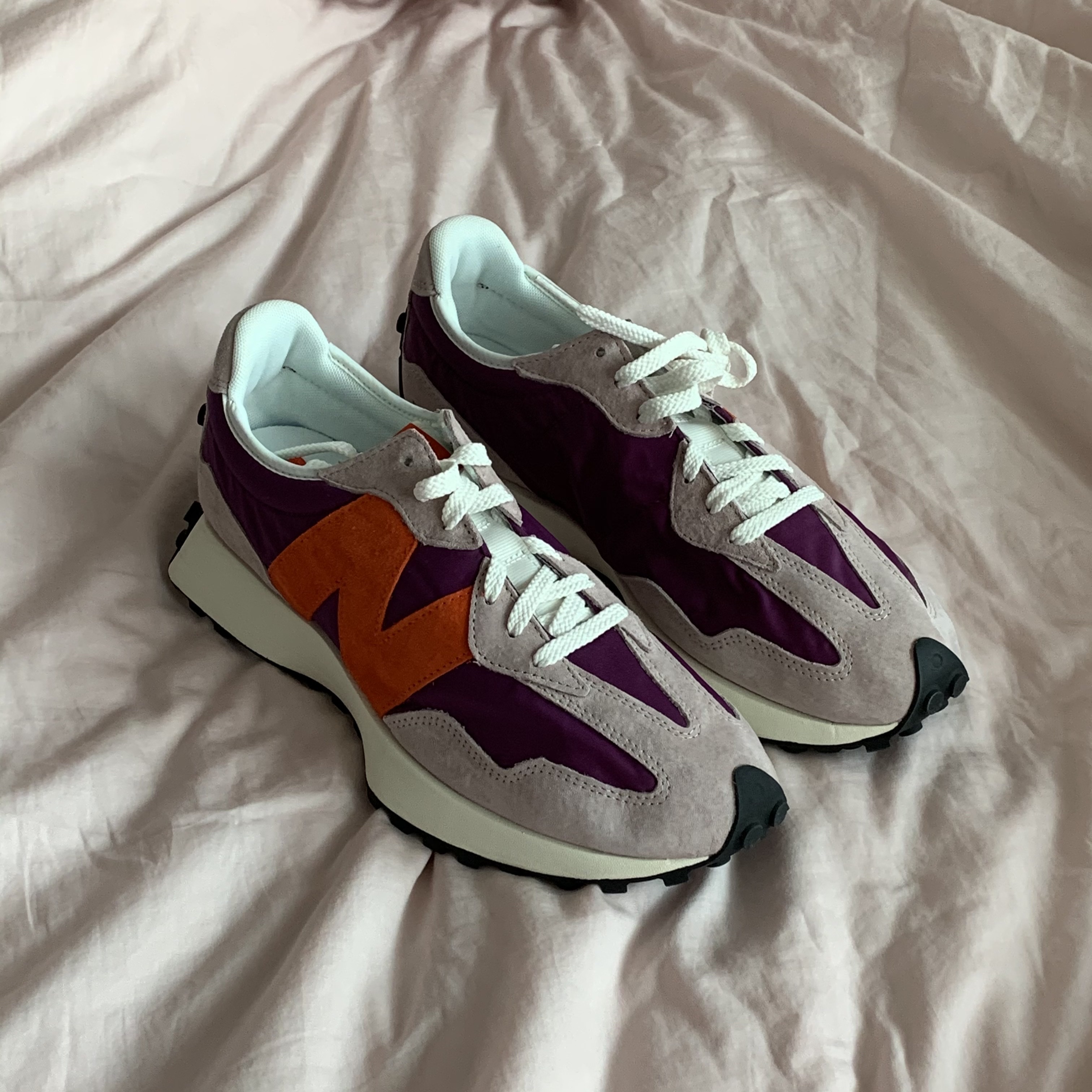 New Balance x Size? 327 Purple Orange 착용 스타일 - 3
