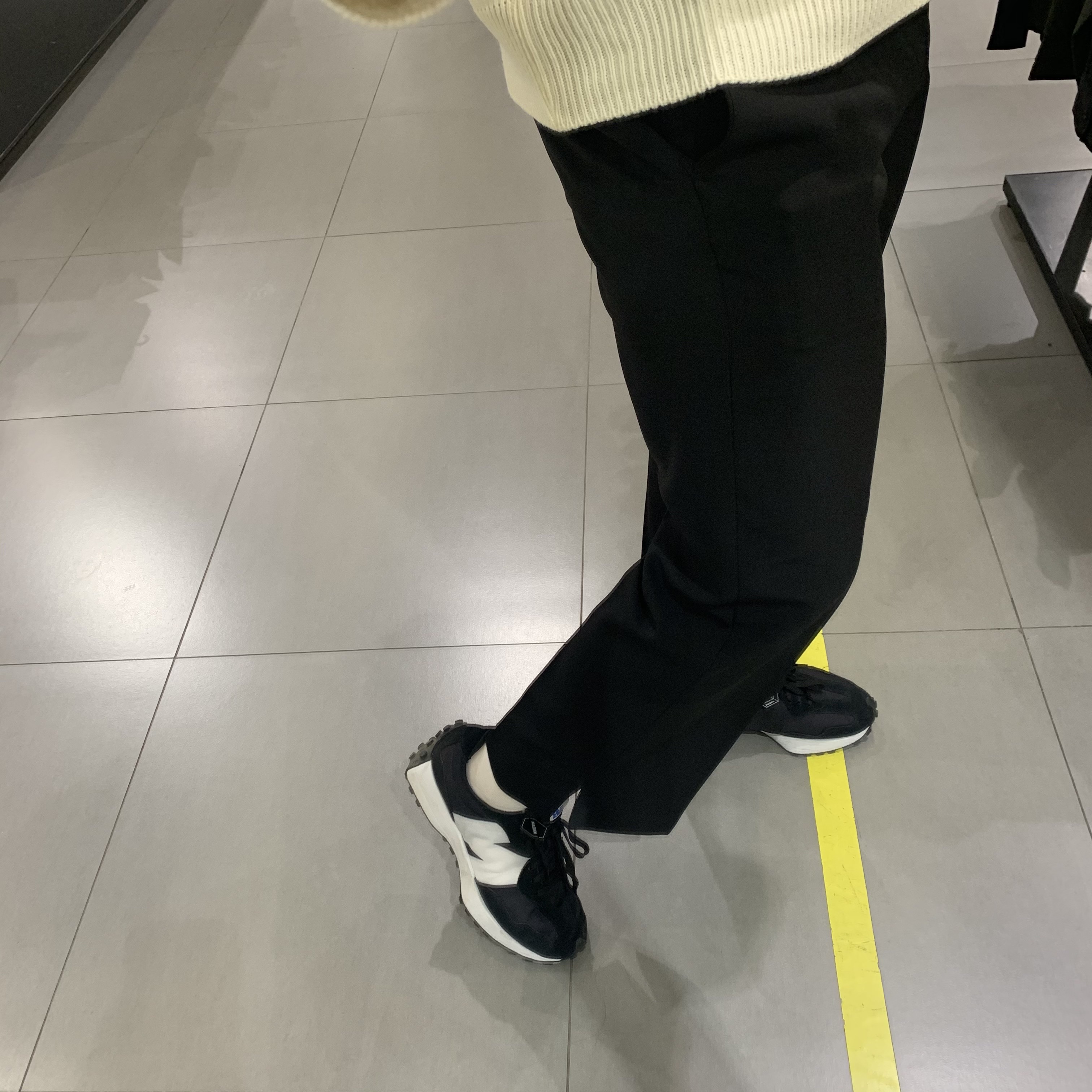 New Balance 327 Black 착용 스타일