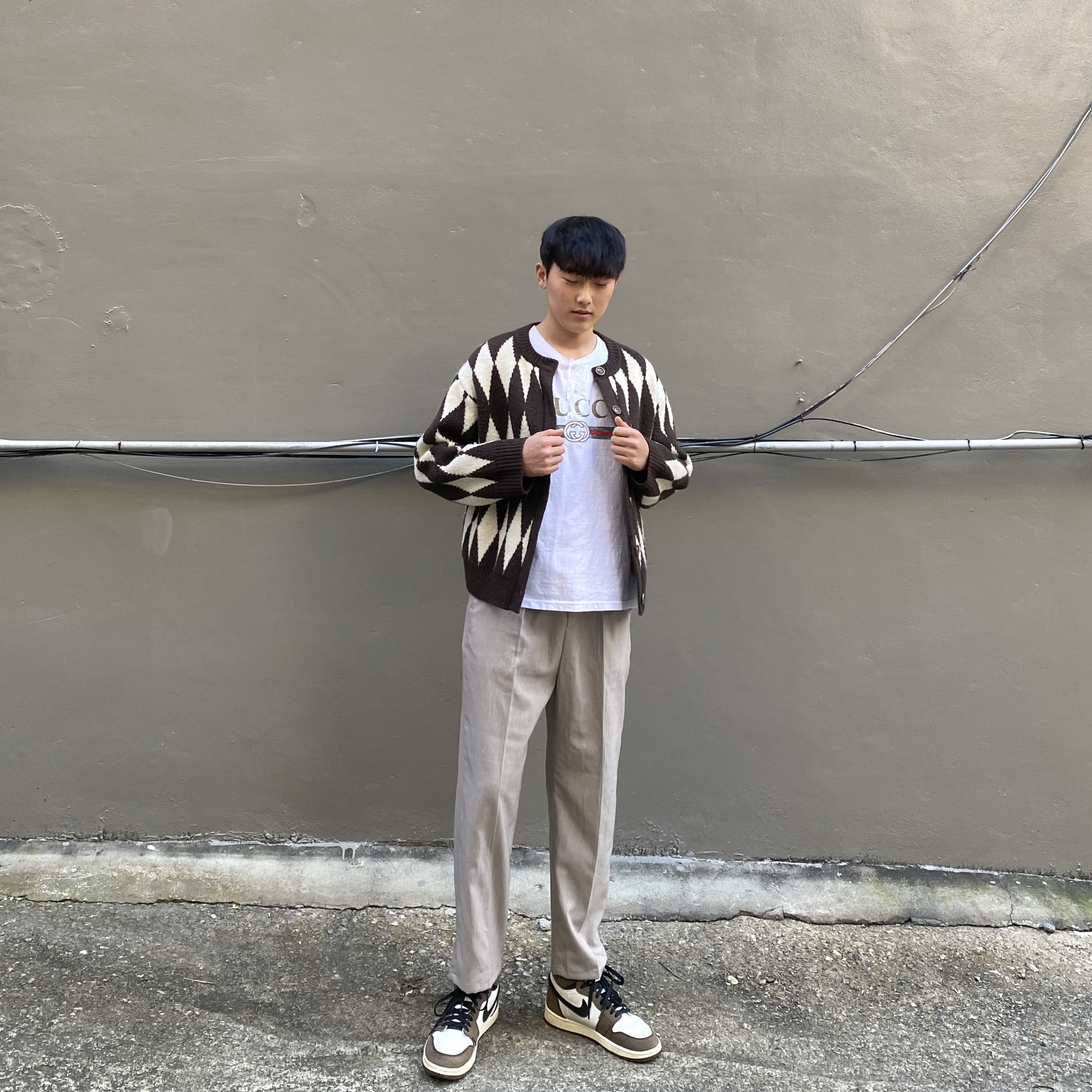 Jordan 1 x Travis Scott Retro High OG SP Mocha 착용 스타일 - 4