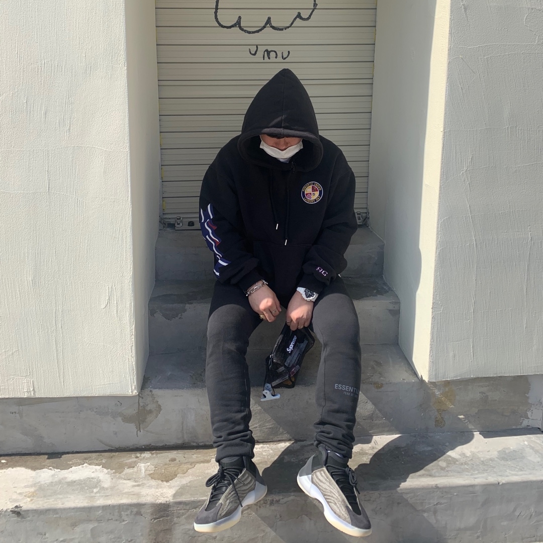 Adidas Yeezy QNTM Barium 착용 스타일