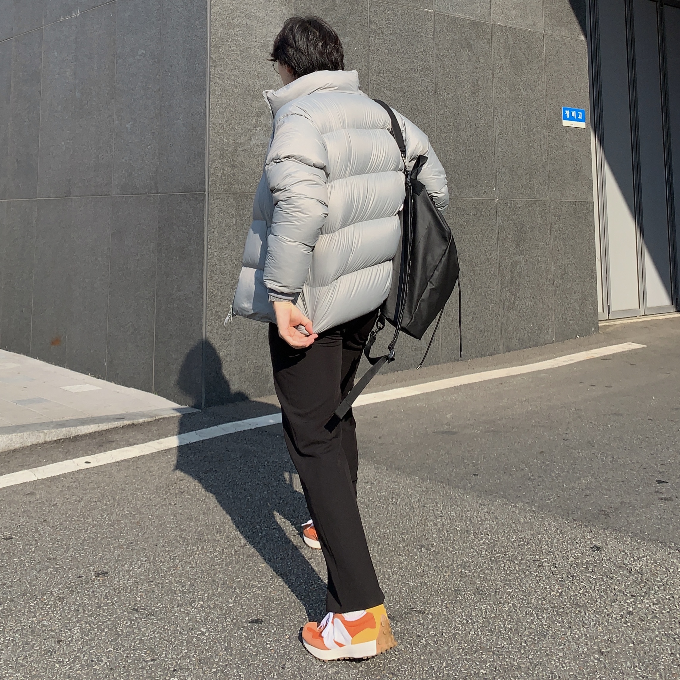 New Balance 327 Orange 착용 스타일 - 3