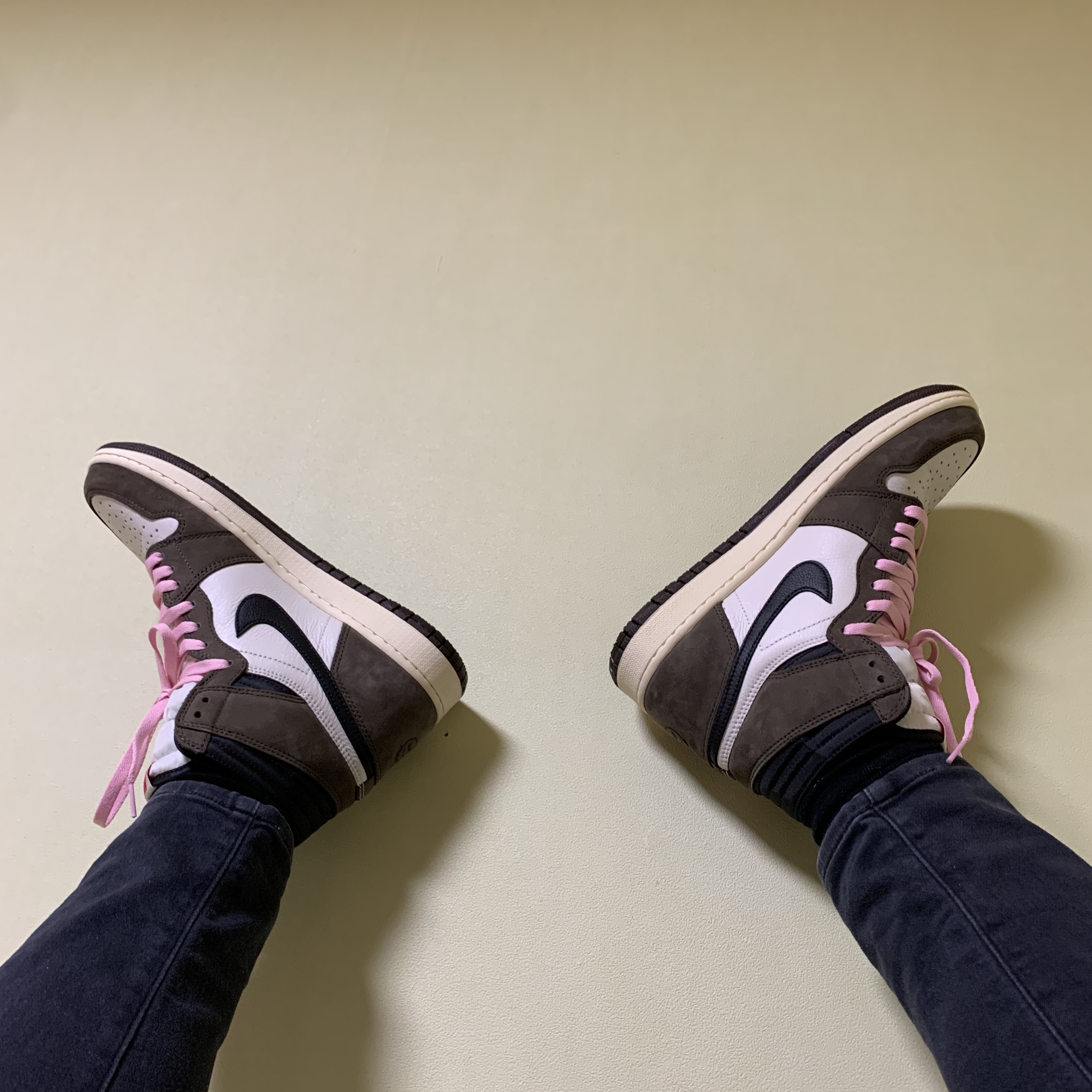 Jordan 1 x Travis Scott Retro High OG SP Mocha, Jordan 1 x Travis Scott Retro Low OG SP Mocha 착용 스타일 - 3