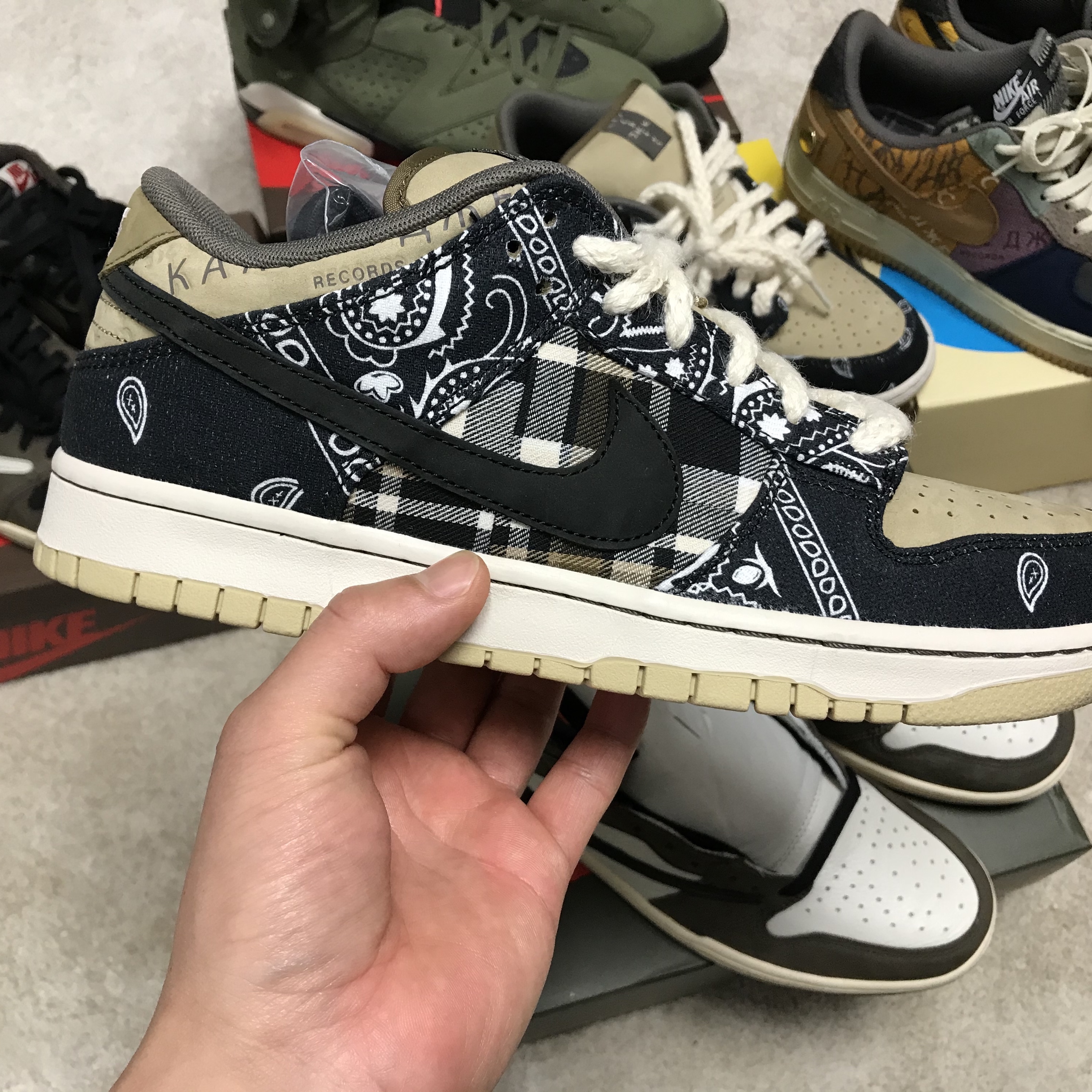 Jordan 1 x Travis Scott Retro High OG SP Mocha, Jordan 1 x Travis Scott Retro Low OG SP Mocha 착용 스타일 - 3
