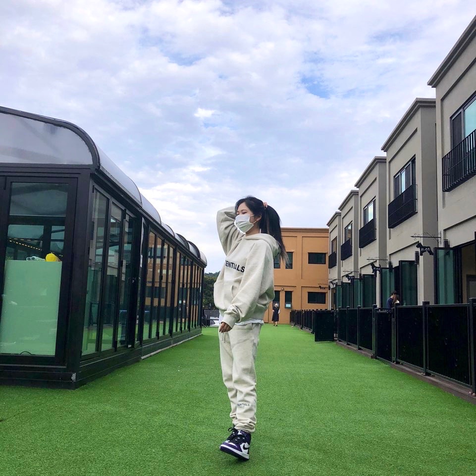 Jordan 1 Retro High OG Court Purple 2020, Essentials Sweatpants Heather Oatmeal - 20FW 착용 스타일