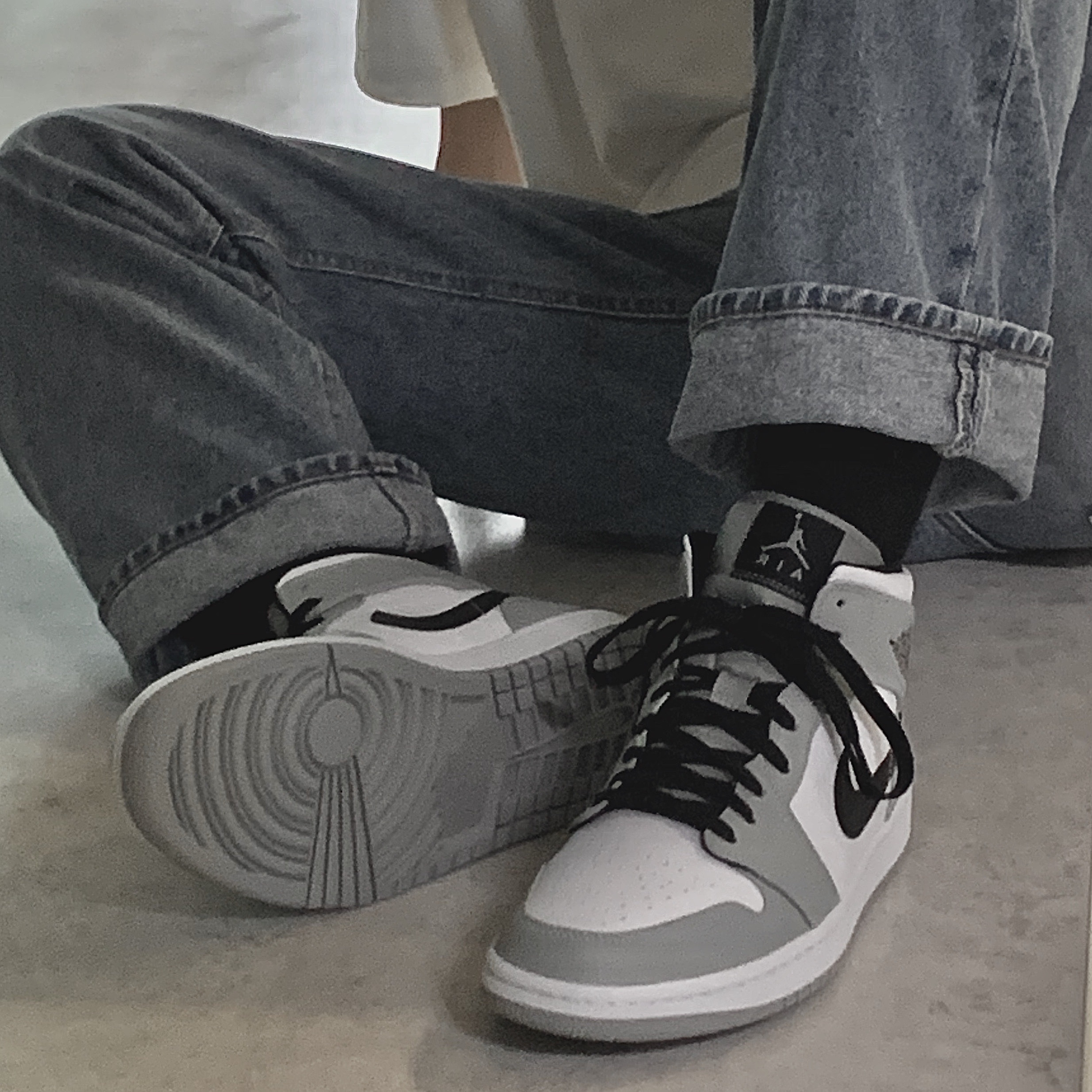 Jordan 1 Mid Light Smoke Grey 착용 스타일